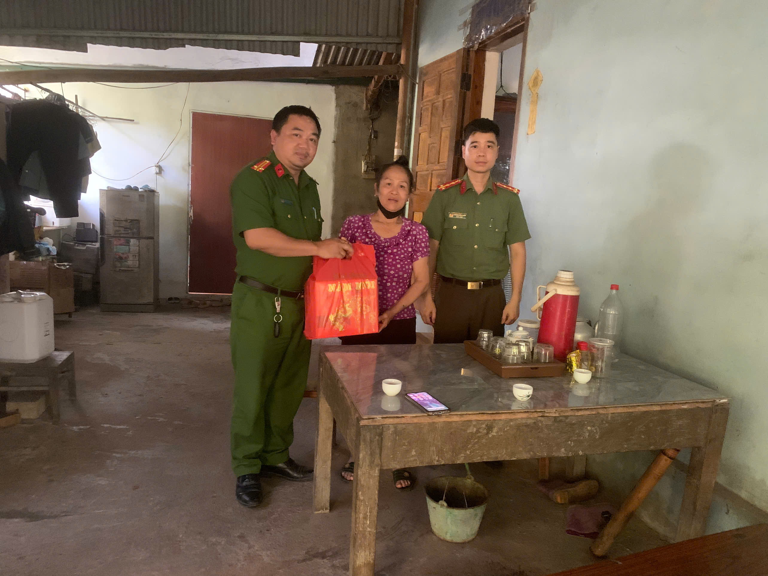 CÔNG AN XÃ YÊN LẬP - CHIA SẺ KHÓ KHĂN CÙNG GIA ĐÌNH NGƯỜI BỊ TAI NẠN