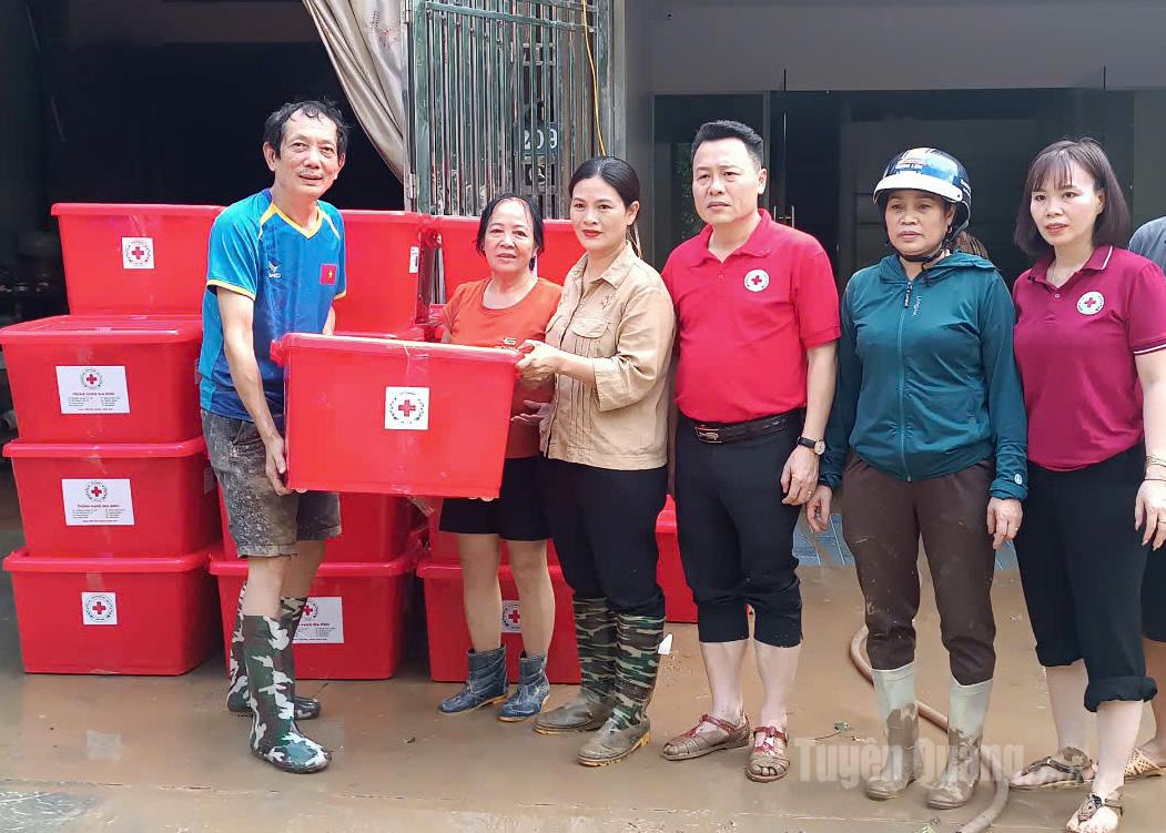 Phó Chủ tịch UBND tỉnh Vương Ngọc Hà thăm, tặng quà người dân bị thiệt hại do thiên tai