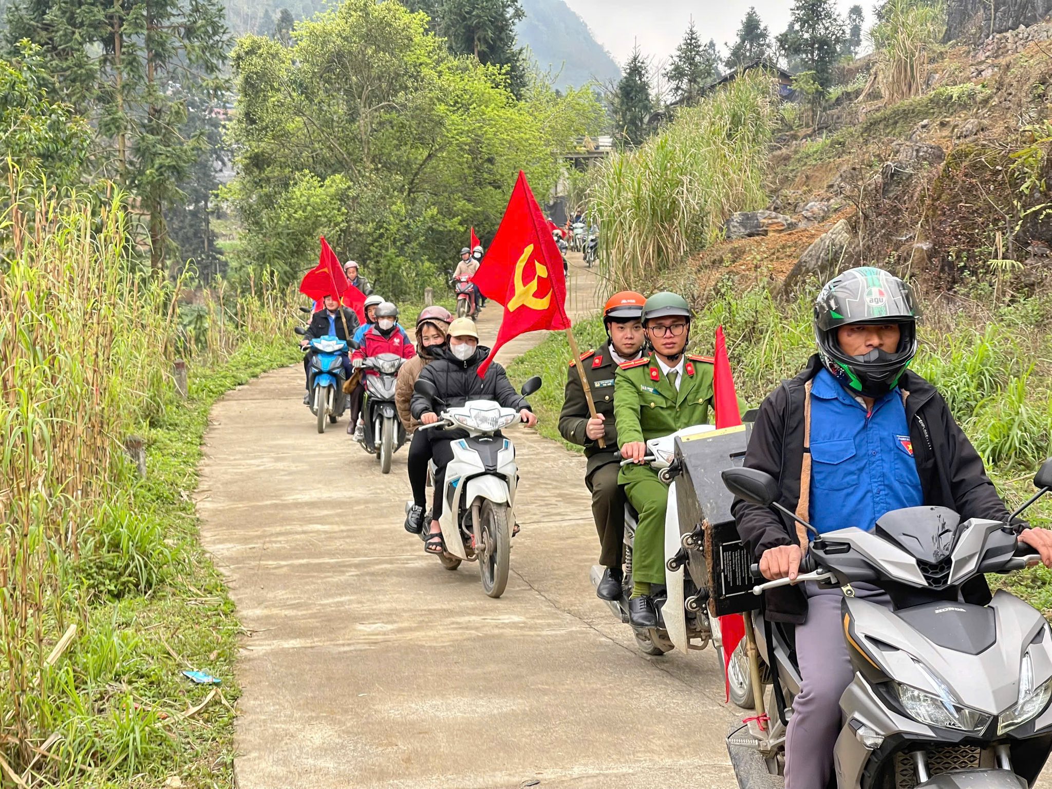 ĐOÀN THANH NIÊN XÃ PHỐ BẢNG TUYÊN TRUYỀN CỔ ĐỘNG CHÀO MỪNG CUỘC BẦU CỬ ĐẠI BIỂU QUỐC HỘI KHÓA XVI VÀ HĐND CÁC CẤP