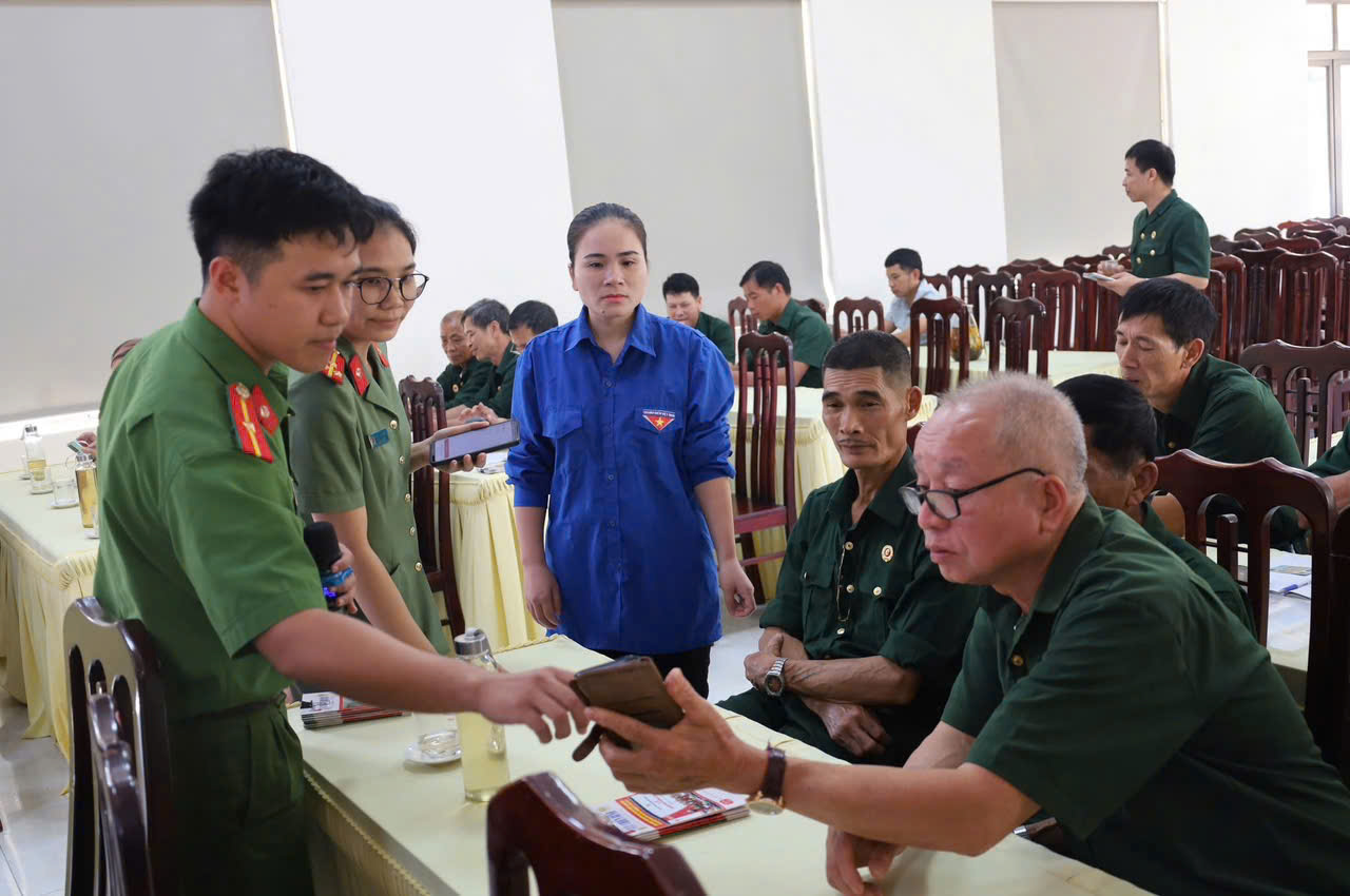 CHI ĐOÀN CÔNG AN XÃ TÂN LONG PHỐI HỢP TỔ CHỨC LỚP HỌC CHUYỂN ĐỔI SỐ, TUYÊN TRUYỀN LUẬT CƯ TRÚ