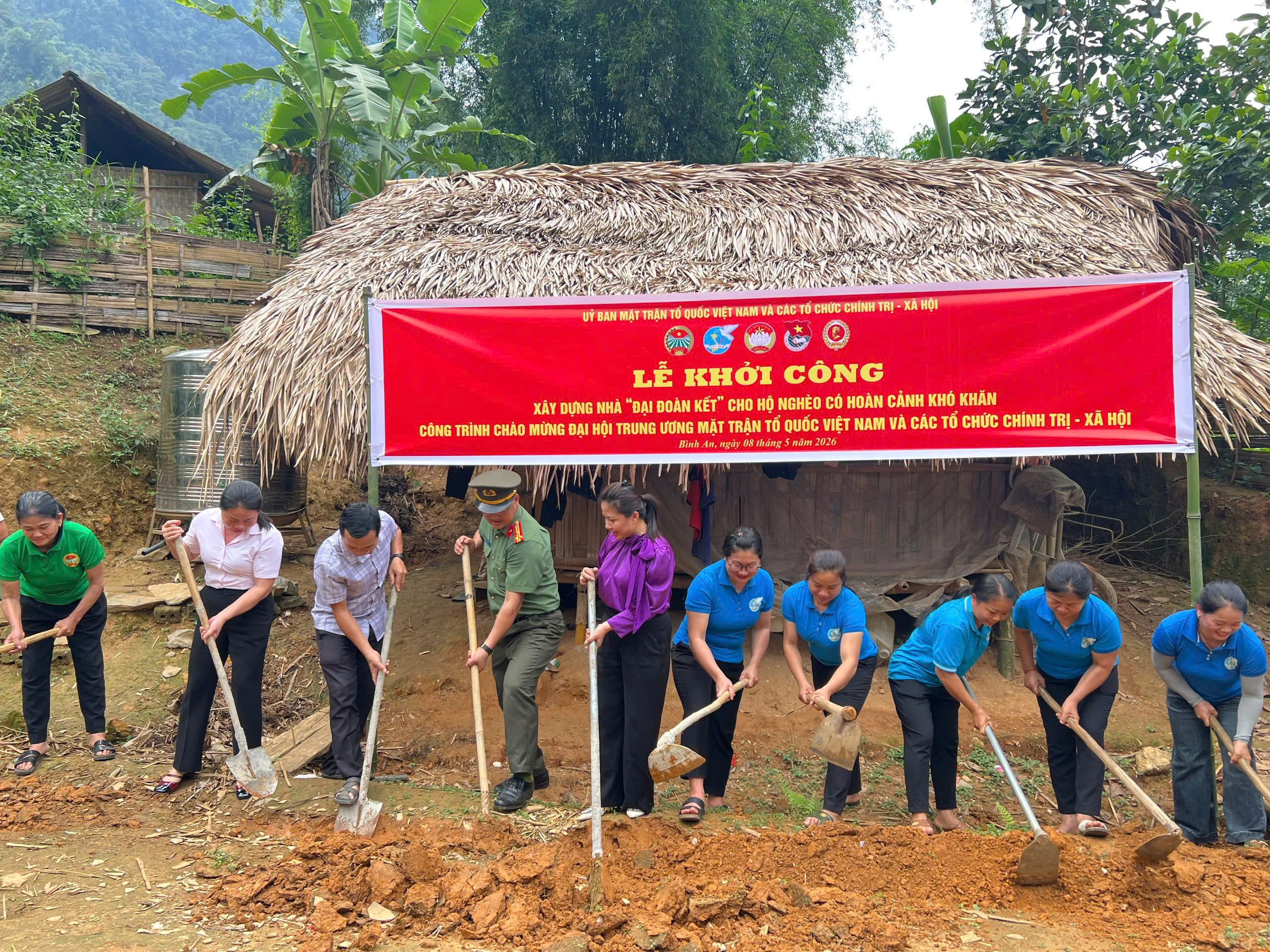 KHỞI CÔNG XÂY DỰNG NHÀ “ĐẠI ĐOÀN KẾT” CHO HỘ NGHÈO – LAN TỎA TINH THẦN “GẦN DÂN, VÌ NHÂN DÂN PHỤC VỤ”