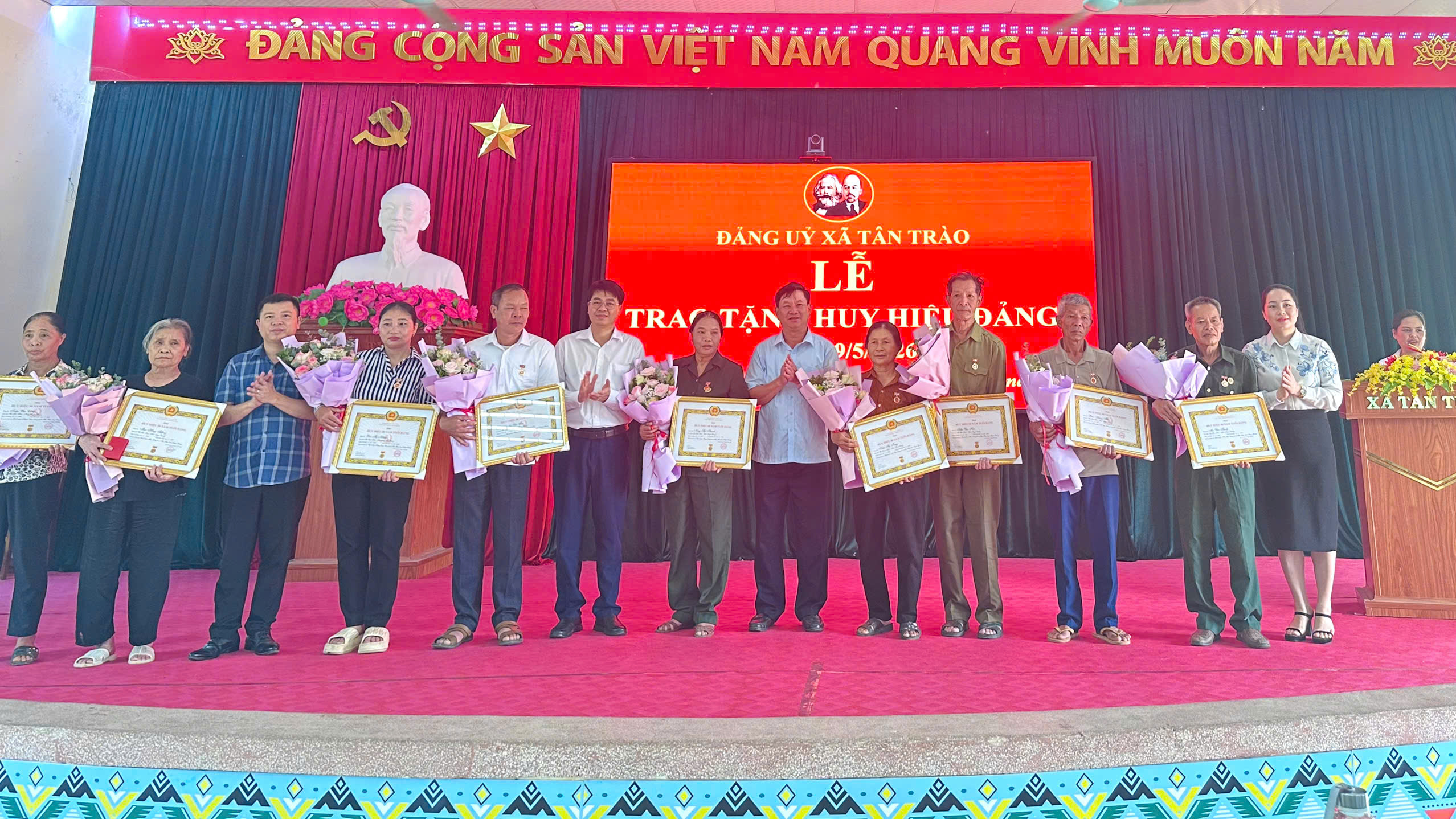 Đảng uỷ xã Tân Trào tổ chức Lễ trao tặng Huy hiệu Đảng đợt 19/5