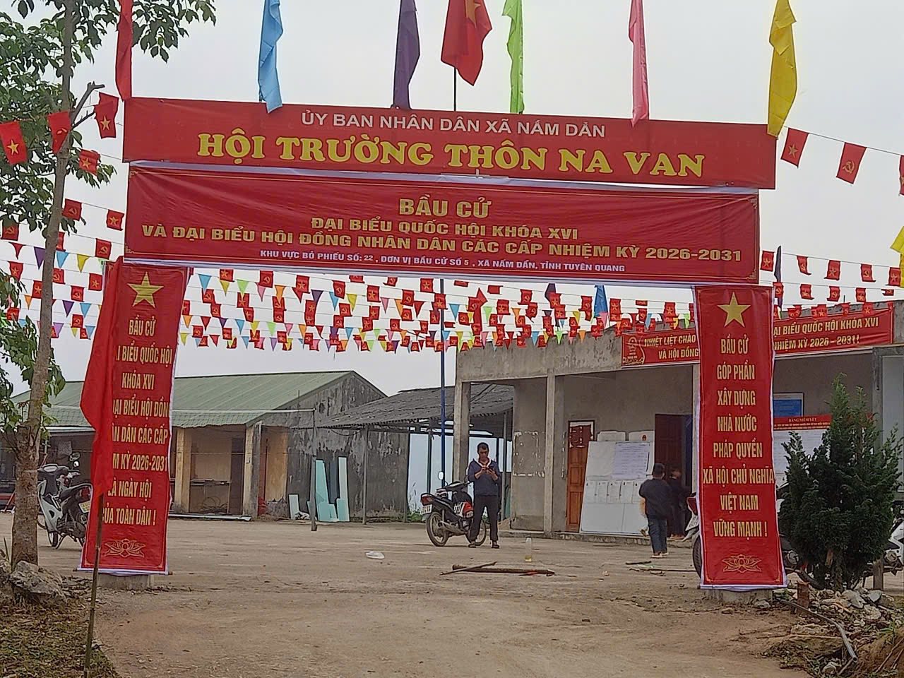  XÃ NẤM DẨN RỰC RỠ CỜ HOA CHÀO ĐÓN NGÀY HỘI BẦU CỬ