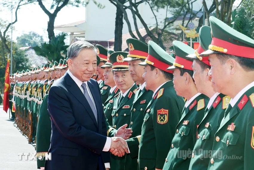 Quân đội nhân dân vững bước dưới cờ Đảng quang vinh