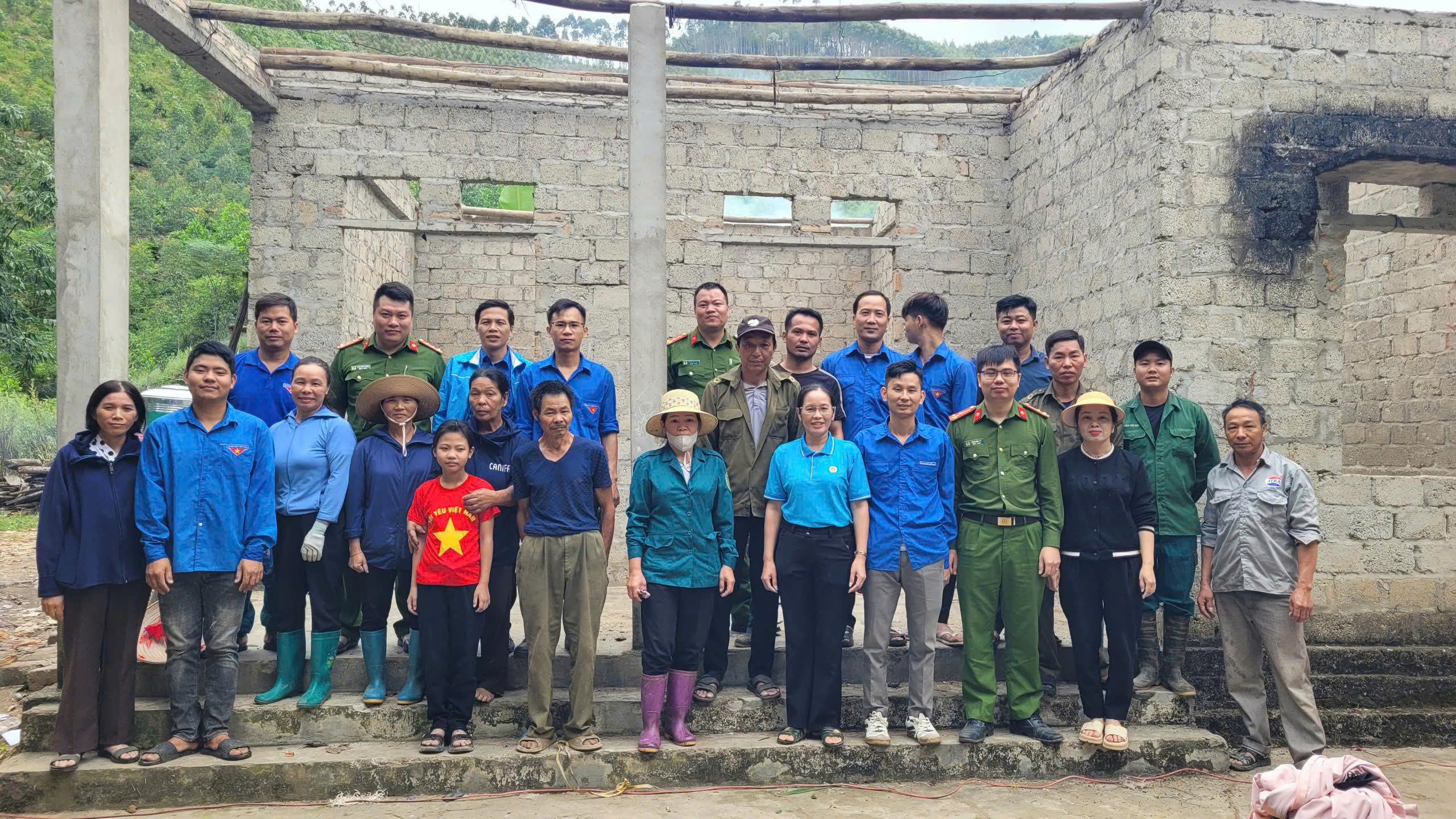 CÔNG AN XÃ TÂN THANH HỖ TRỢ NHÂN DÂN DỠ NHÀ TẠM, NHÀ RỘT NÁT