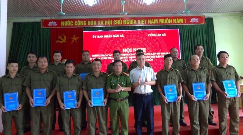HỘI NGHỊ THÔNG BÁO CÁC QUYẾT ĐỊNH GIẢI THỂ, THÀNH LẬP TỔ THAM GIA BẢO VỆ AN NINH, TRẬT TỰ; QUYẾT ĐỊNH KIỆN TOÀN ĐỘI DÂN PHÒNG CƠ SỞ SAU SẮP XẾP, TỔ CHỨC LẠI THÔN