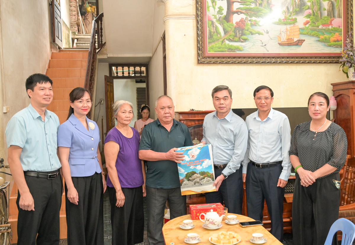 Phó Bí thư Tỉnh ủy, Chủ tịch Ủy ban MTTQ Việt Nam tỉnh Ma Thế Hồng thăm, tặng quà người có công tại xã Hàm Yên