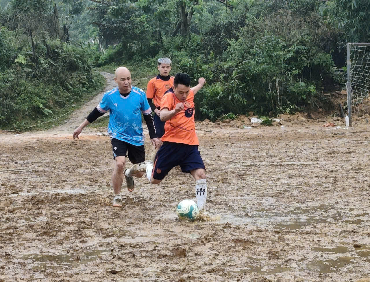 Sôi nổi Giải bóng đá truyền thống “Chào xuân Bính Ngọ năm 2026” xã Cao Bồ