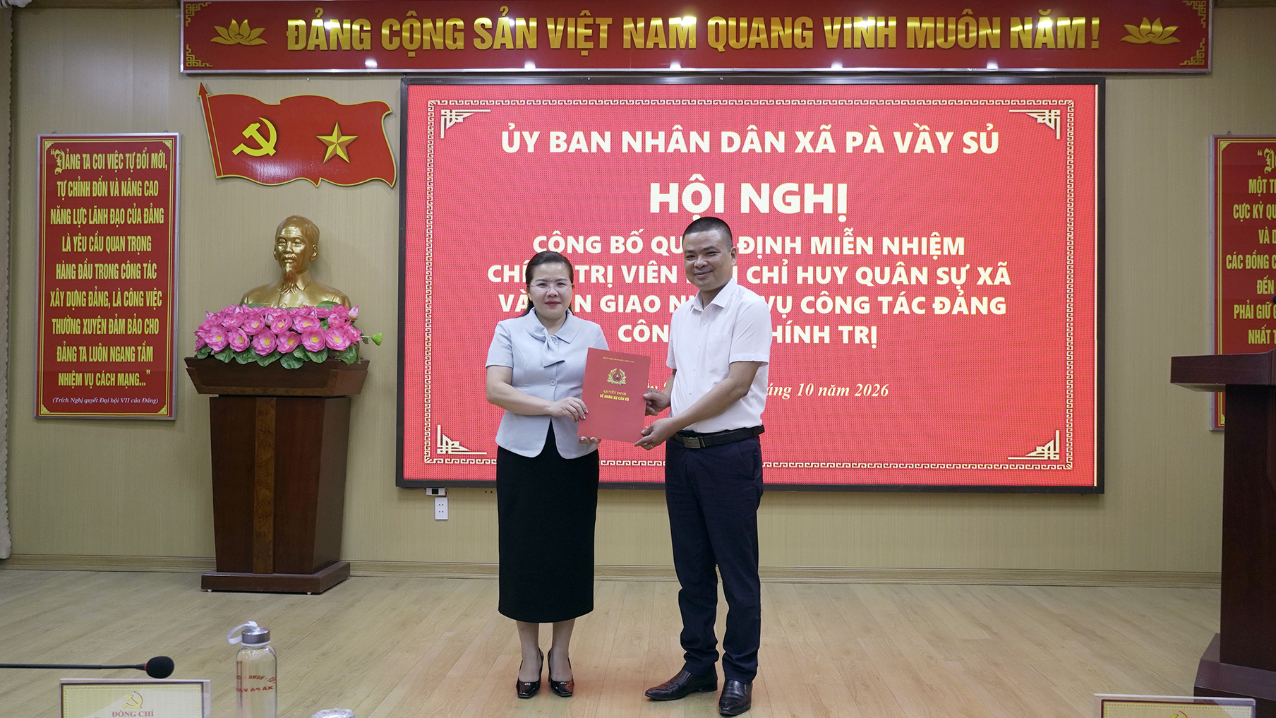 Công bố quyết định miễn nhiệm Chính trị viên ban CHQS xã, bàn giao nhiệm vụ công tác Đảng, công tác chính trị