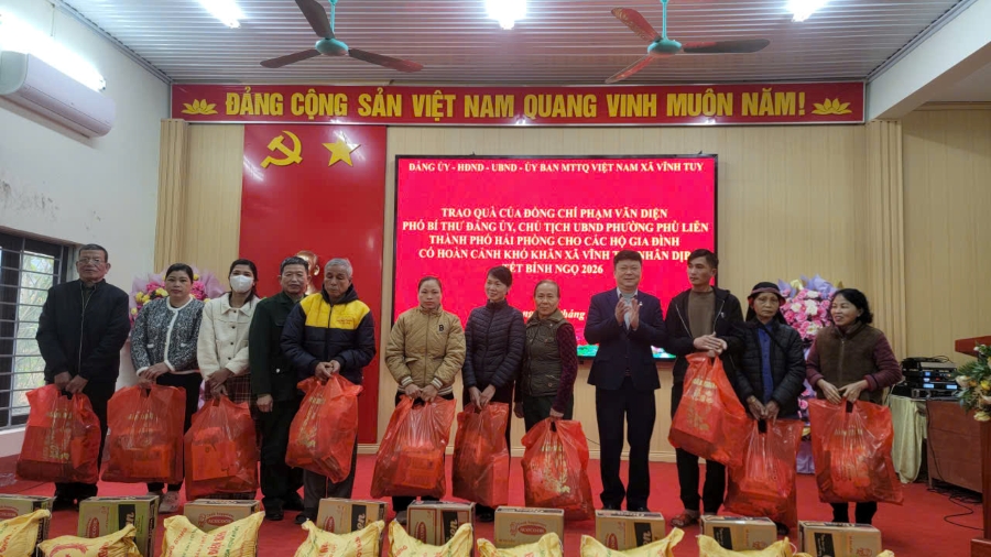 Trao qu&agrave; c&aacute;c hộ kh&oacute; khăn ng&agrave;y m&ugrave;ng 10 th&aacute;ng 2 đc Di&ecirc;n 22.jpg