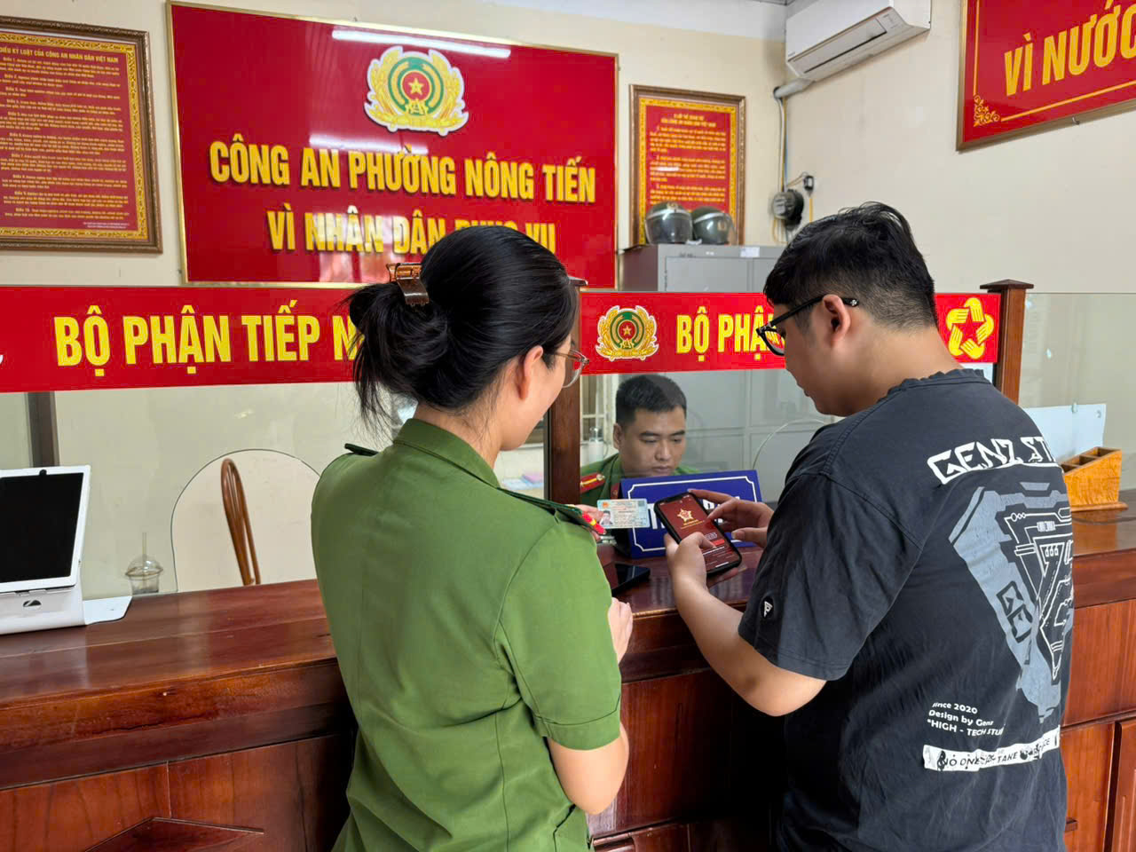 CÔNG AN PHƯỜNG NÔNG TIẾN TẬN TÌNH HƯỚNG DẪN, ĐỒNG HÀNH CHUYỂN ĐỔI SỐ