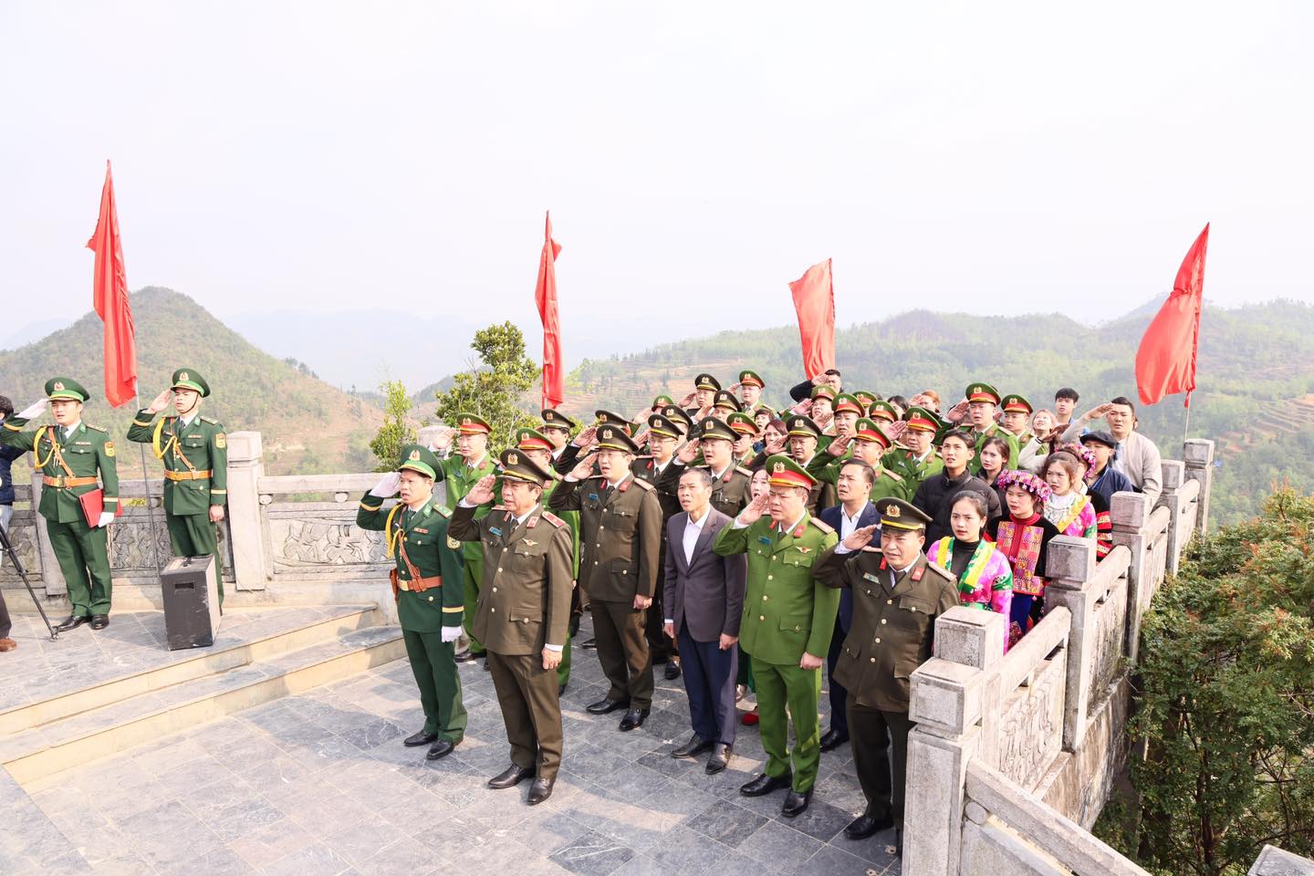 THIÊNG LIÊNG LỄ THƯỢNG CỜ TẠI CỘT CỜ QUỐC GIA LŨNG CÚ