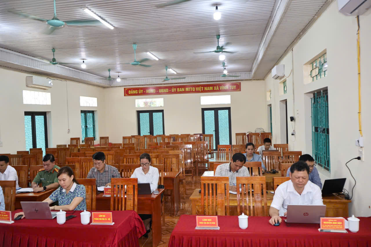 Họp UBND tuần 34 giữa 2.jpg