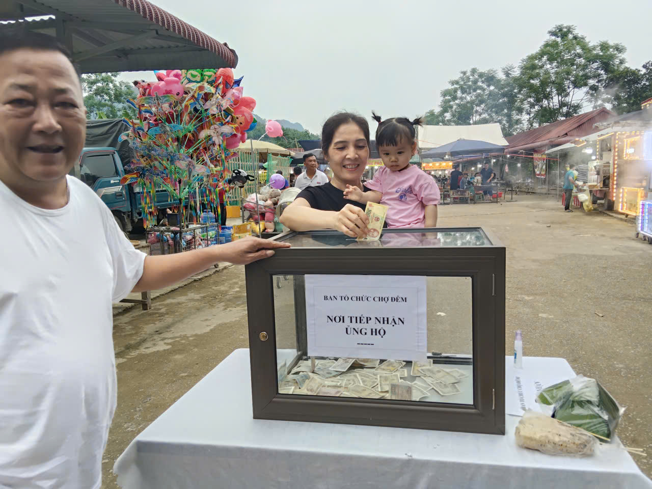 Chợ đ&ecirc;m ủng hộ H.jpg