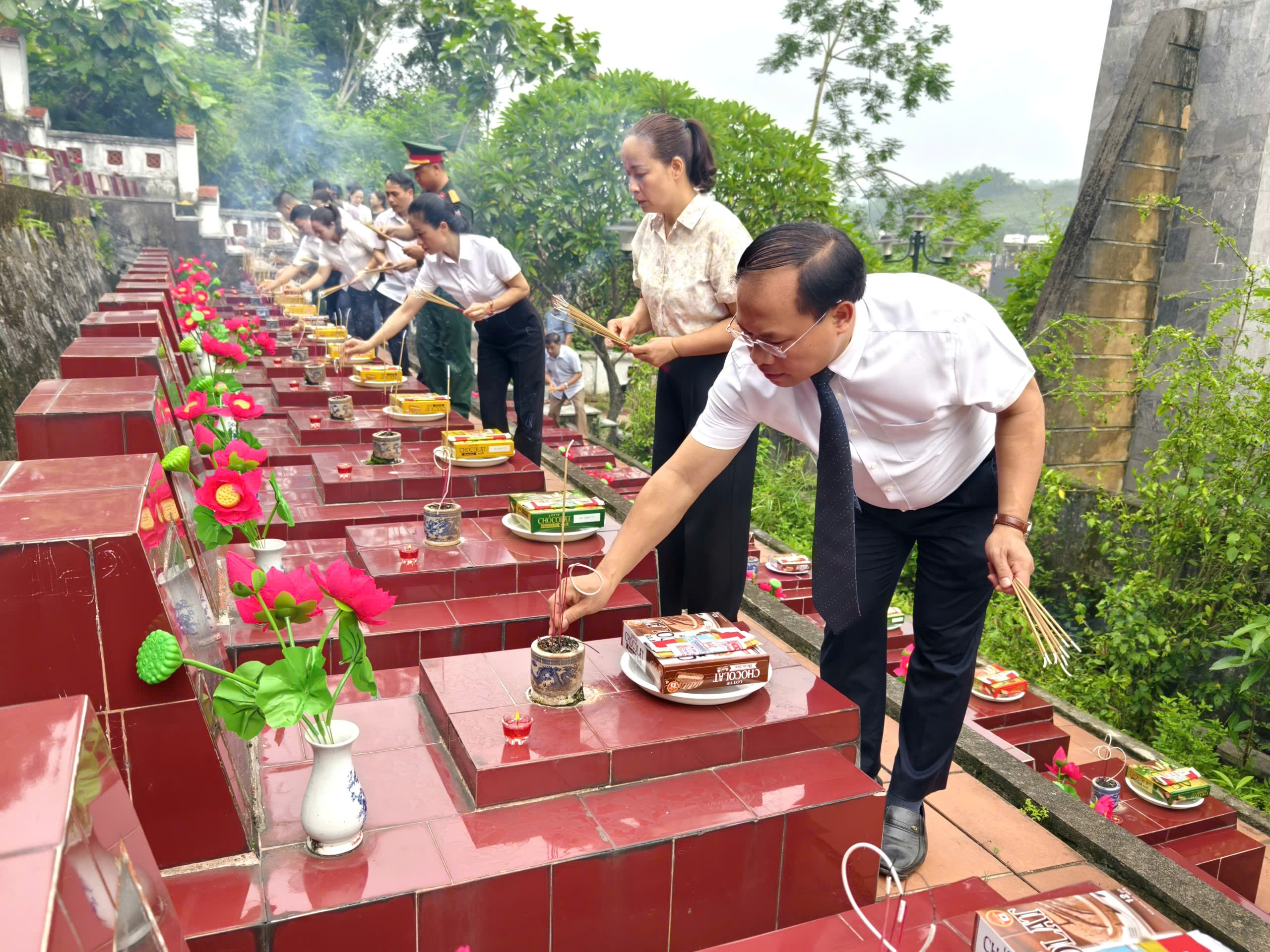 Xã Nà Hang tổ chức Lễ viếng Nghĩa trang Liệt sĩ nhân kỷ niệm 79 năm Ngày Thương binh - Liệt sĩ