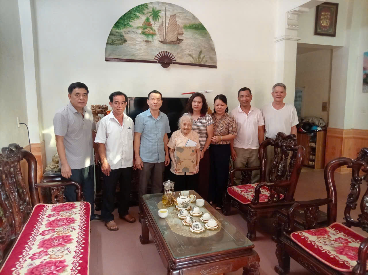 LÃNH ĐẠO PHƯỜNG HÀ GIANG 1 THĂM, TẶNG QUÀ NGƯỜI CAO TUỔI NHÂN NGÀY QUỐC TẾ NGƯỜI CAO TUỔI 1/10