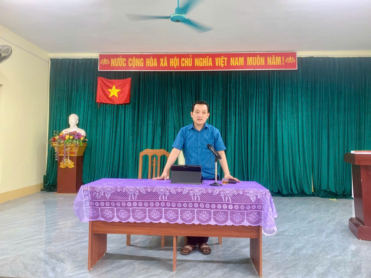 Bí thư đảng ủy xã Cao Bồ dự hội nghị lấy ý kiến nhân dân về công tác nhân sự chi bộ thôn tham vè sau sắp xếp thôn