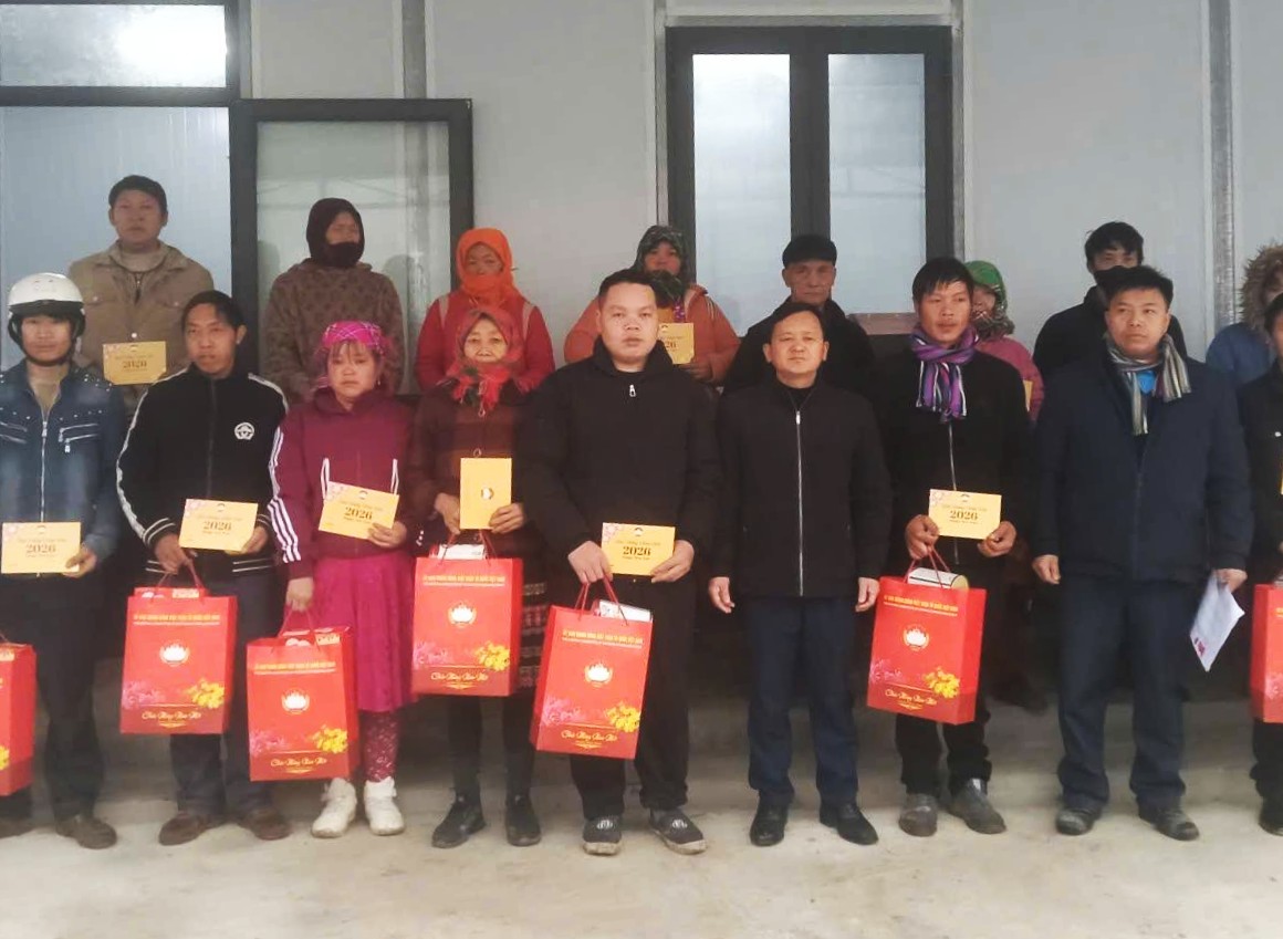 Ủy ban MTTQ xã Sơn Vĩ trao 70 suất quà Tết tặng hộ nghèo