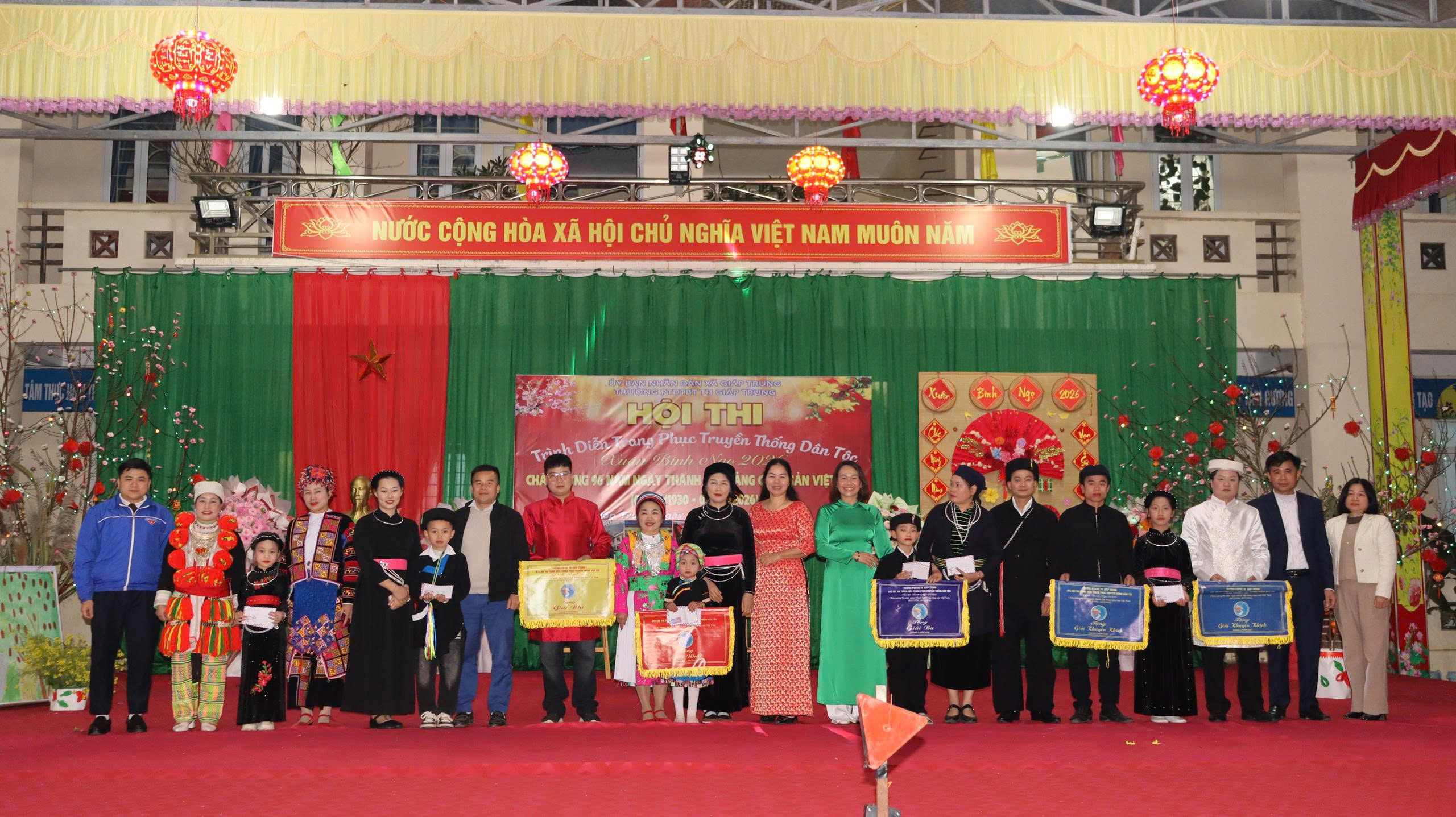 Hội thị trình diễn trang phục truyền thống dân tộc