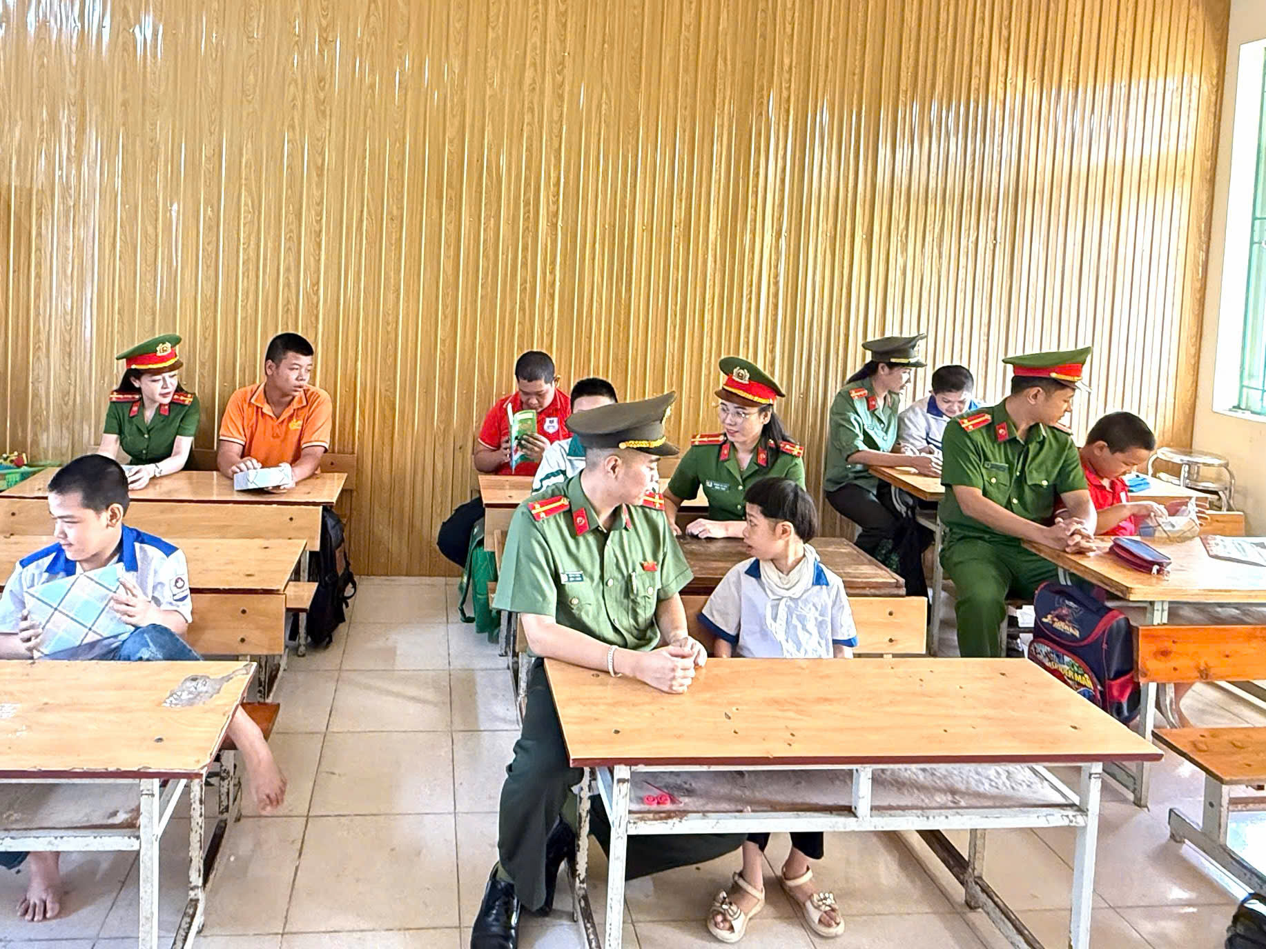 CÔNG AN PHƯỜNG AN TƯỜNG KẾT NỐI YÊU THƯƠNG, CHĂM LO CHO TRẺ EM KHUYẾT TẬT