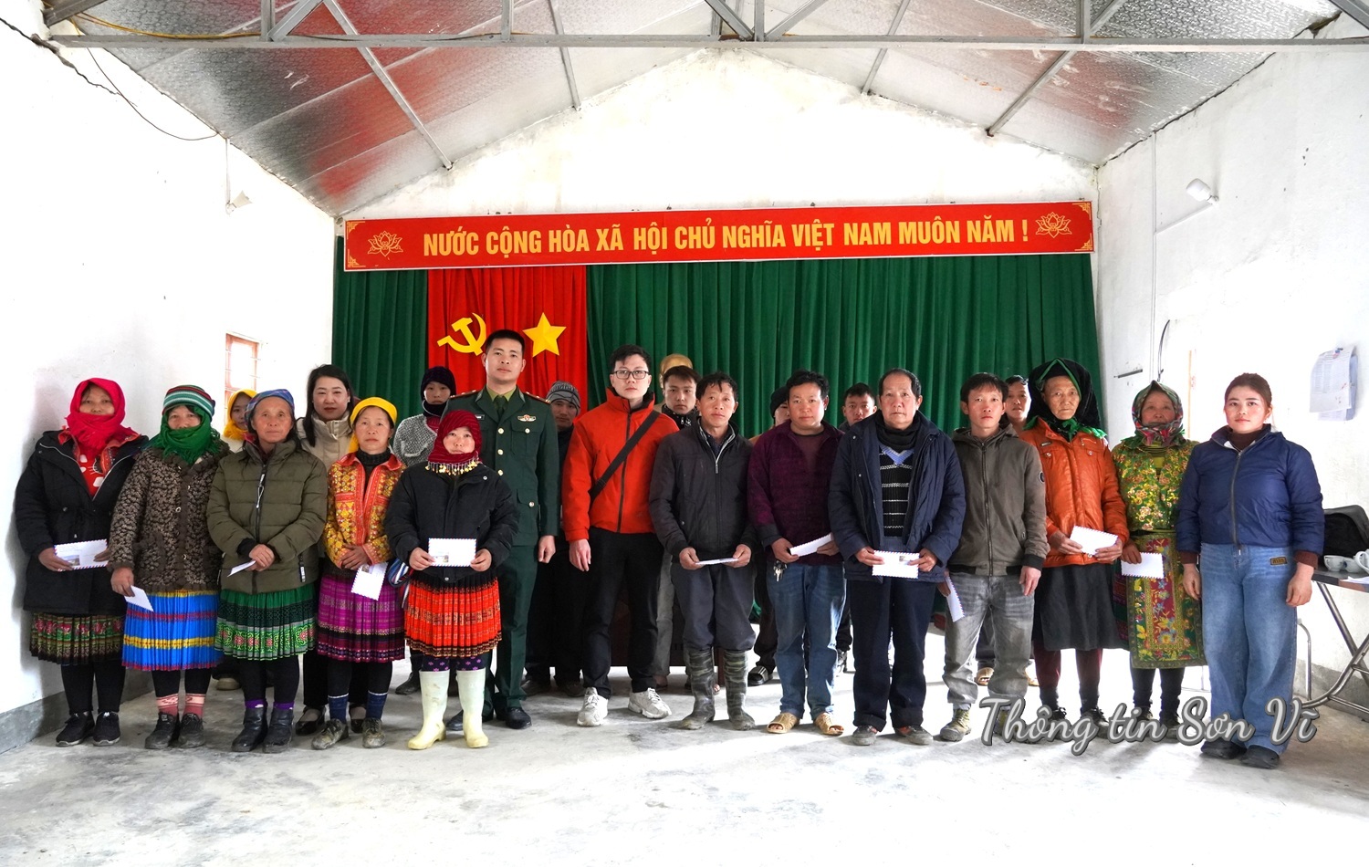 Bộ đội Biên phòng Cửa khẩu Săm Pun trao quà Tết tặng nhân dân biên giới
