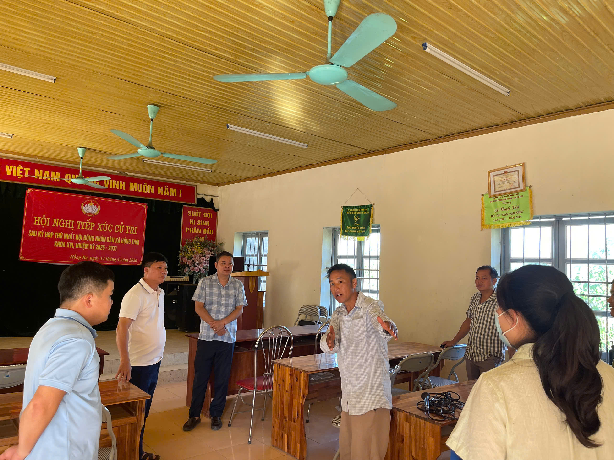 Đồng chí Chủ tịch UBND xã Hồng Thái cùng Tổ công tác Ban Chỉ đạo sắp xếp thôn khảo sát thực tế tại một số thôn trên địa bàn