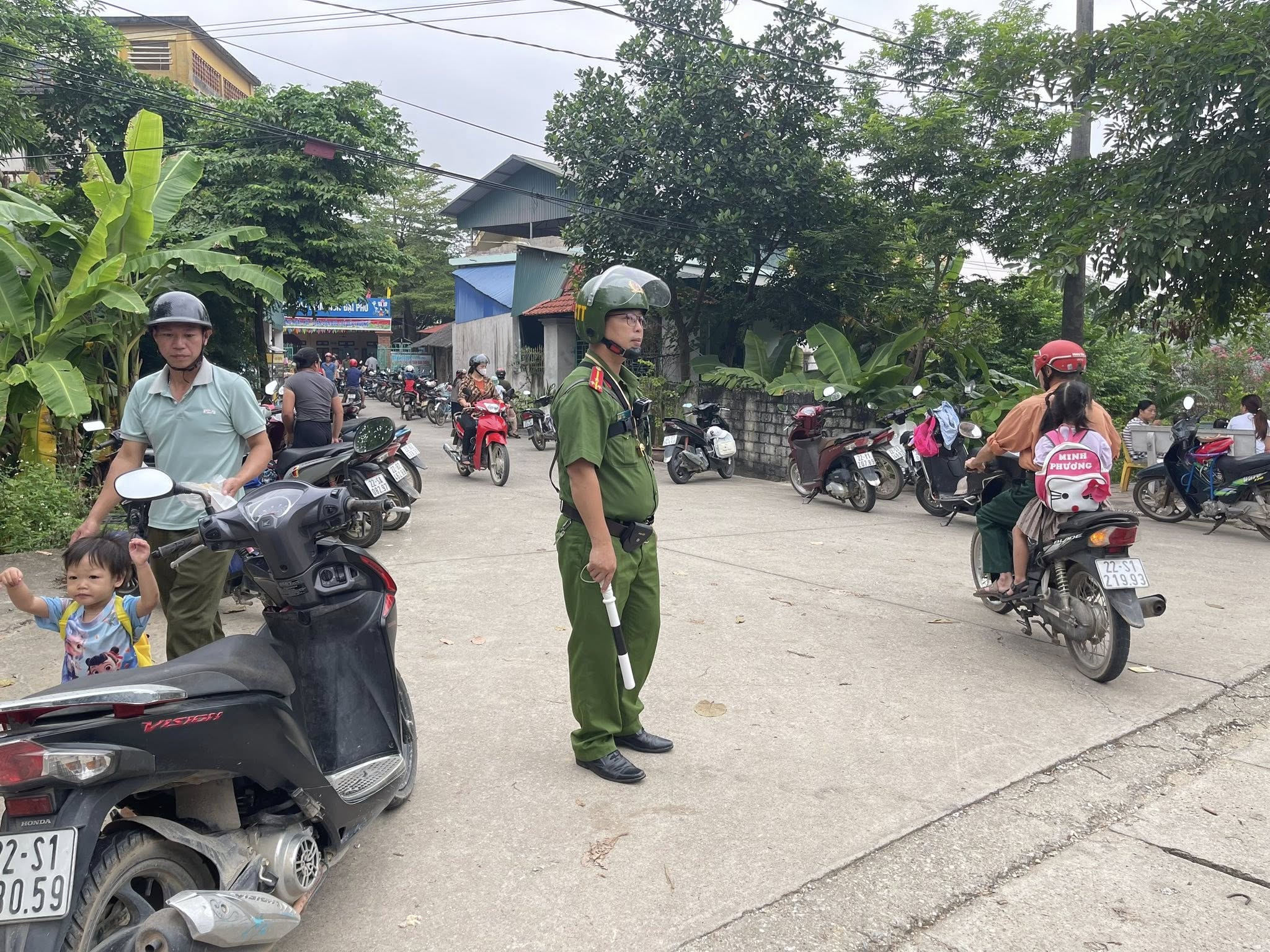 CÔNG AN XÃ PHÚ LƯƠNG TĂNG CƯỜNG TUẦN TRA, ĐẢM BẢO AN NINH TRẬT TỰ VÀ TRẬT TỰ AN TOÀN GIAO THÔNG TẠI CÁC CỔNG TRƯỜNG HỌC TRÊN ĐỊA BÀN XÃ