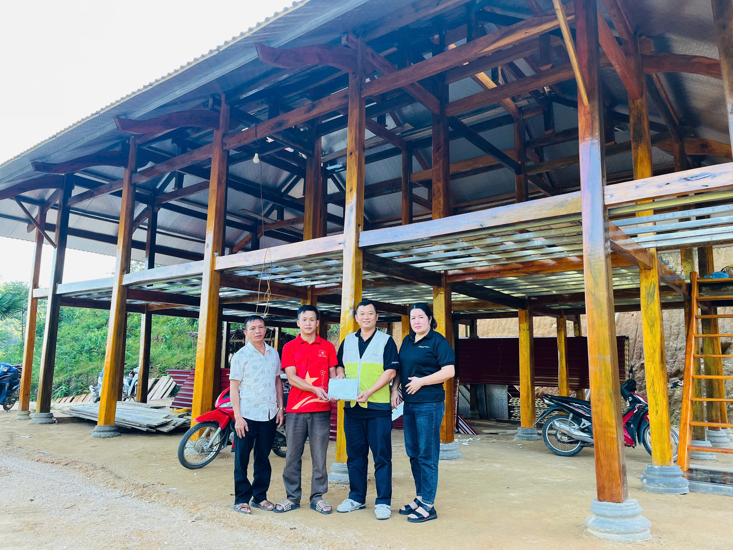 Tổ chức Good Neighbors International (GNI) hỗ trợ kinh phí làm nhà cho 2 hộ gia đình trên địa bàn