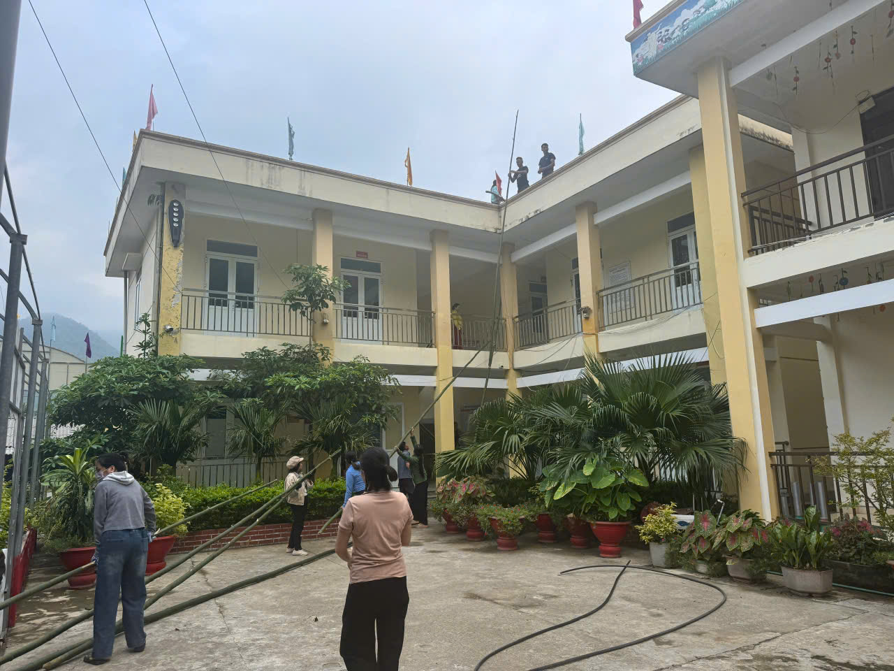 THỰC HIỆN CHẰNG NÉO MÁI NHÀ, GIA CỐ CƠ SỞ VẬT CHẤT TRƯỜNG HỌC TRÊN ĐỊA BÀN XÃ TRONG KỲ NGHỈ HÈ