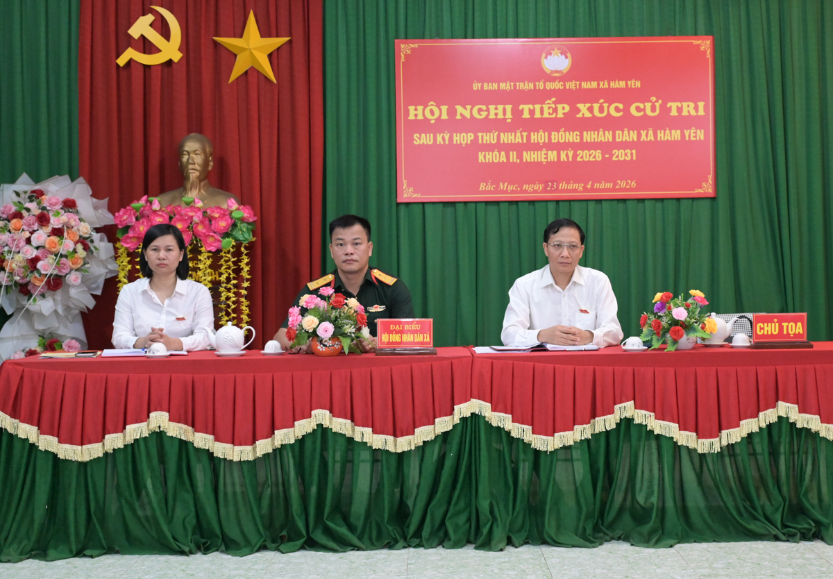 Các đồng chí Thường trực Đảng ủy, Tổ đại biểu HĐND xã Hàm Yên tiếp xúc cử tri sau Kỳ họp thứ nhất, HĐND xã khóa II