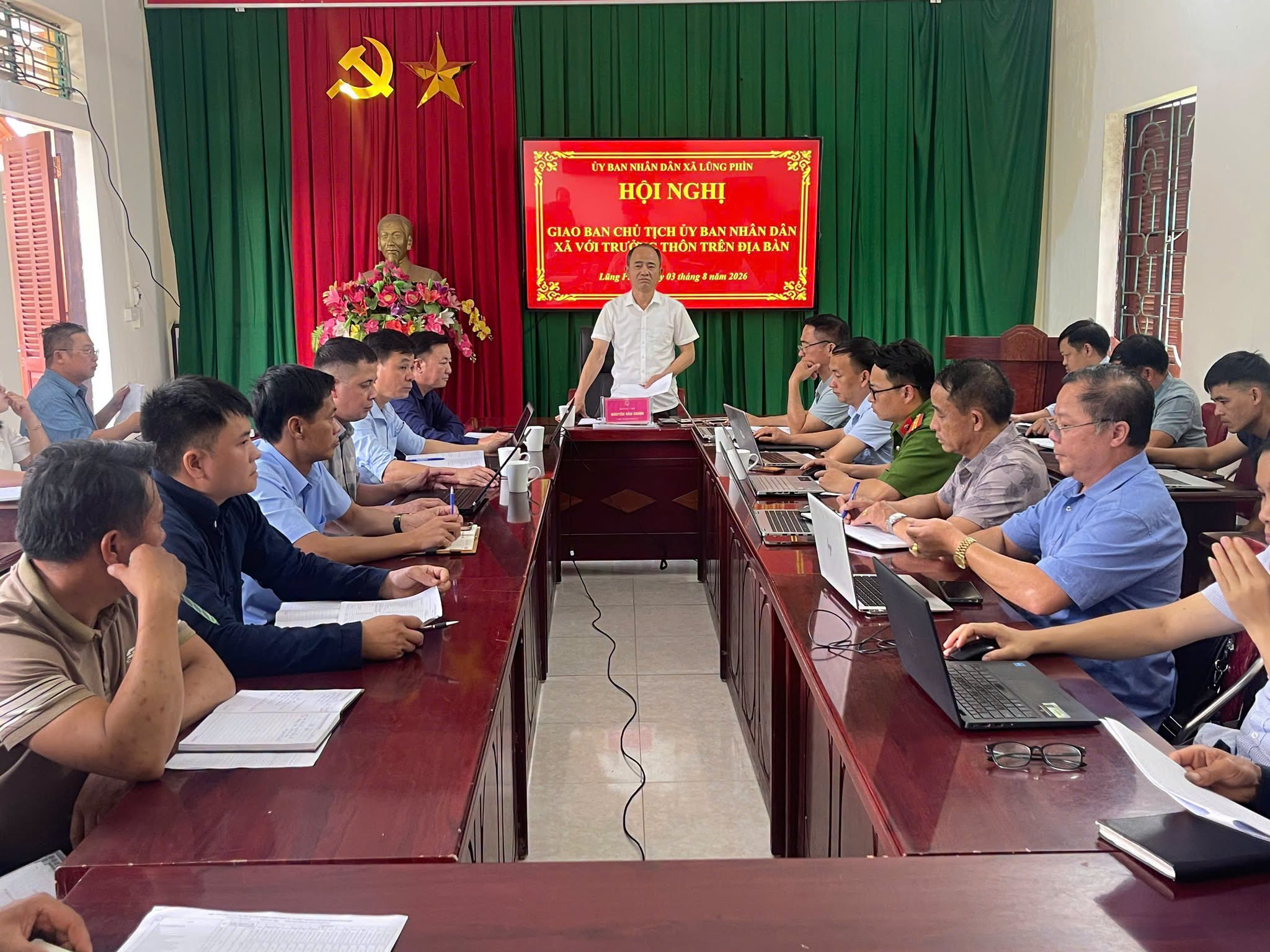 Hội nghị giao ban giữa Chủ tịch UBND xã với các Trưởng thôn trên địa bàn xã Lũng Phìn