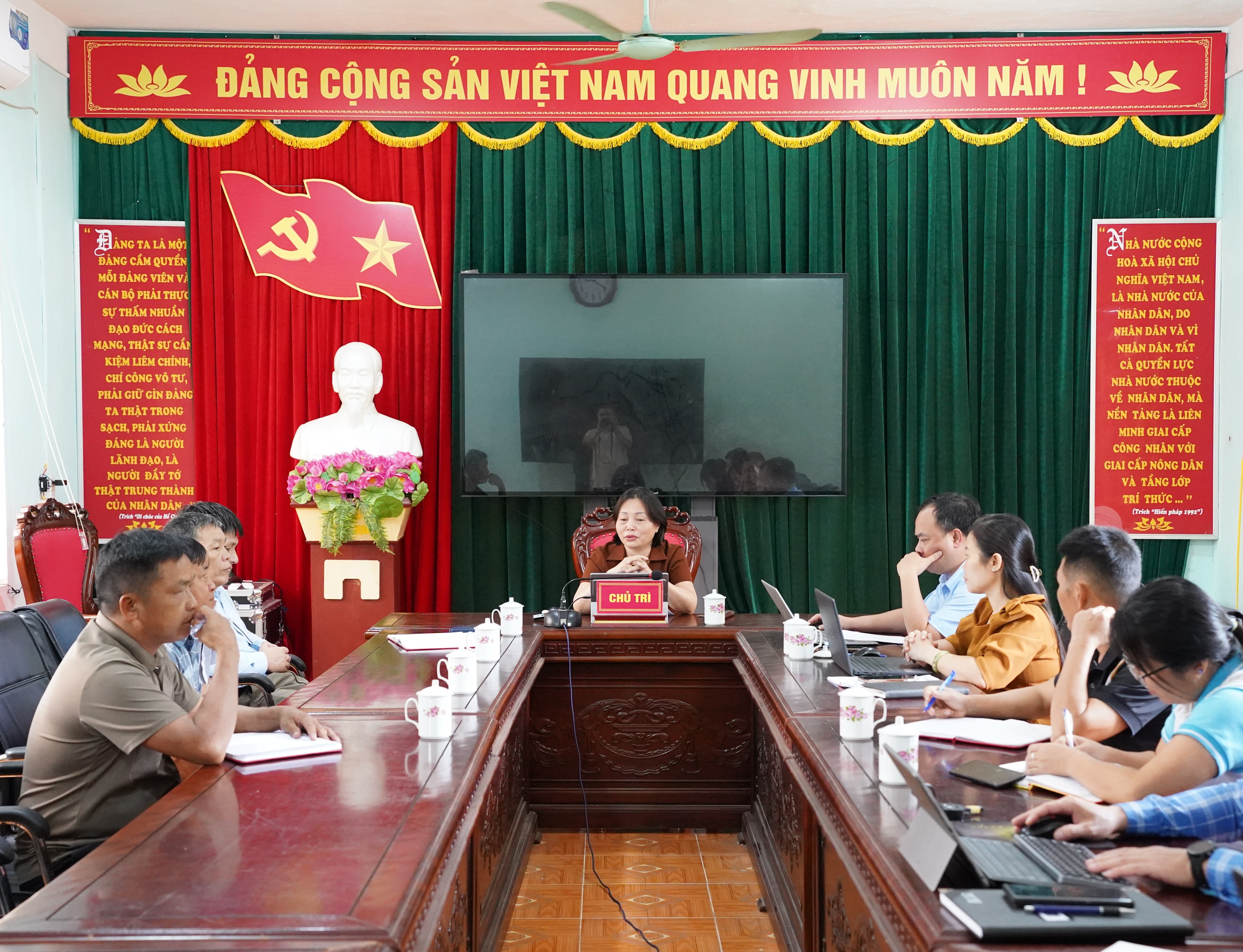 LÃNH ĐẠO UBND XÃ TÂN TRỊNH LÀM VIỆC VỚI THÔN MY BẮC CHUẨN BỊ LỄ HỘI NHẢY LỬA NĂM 2026