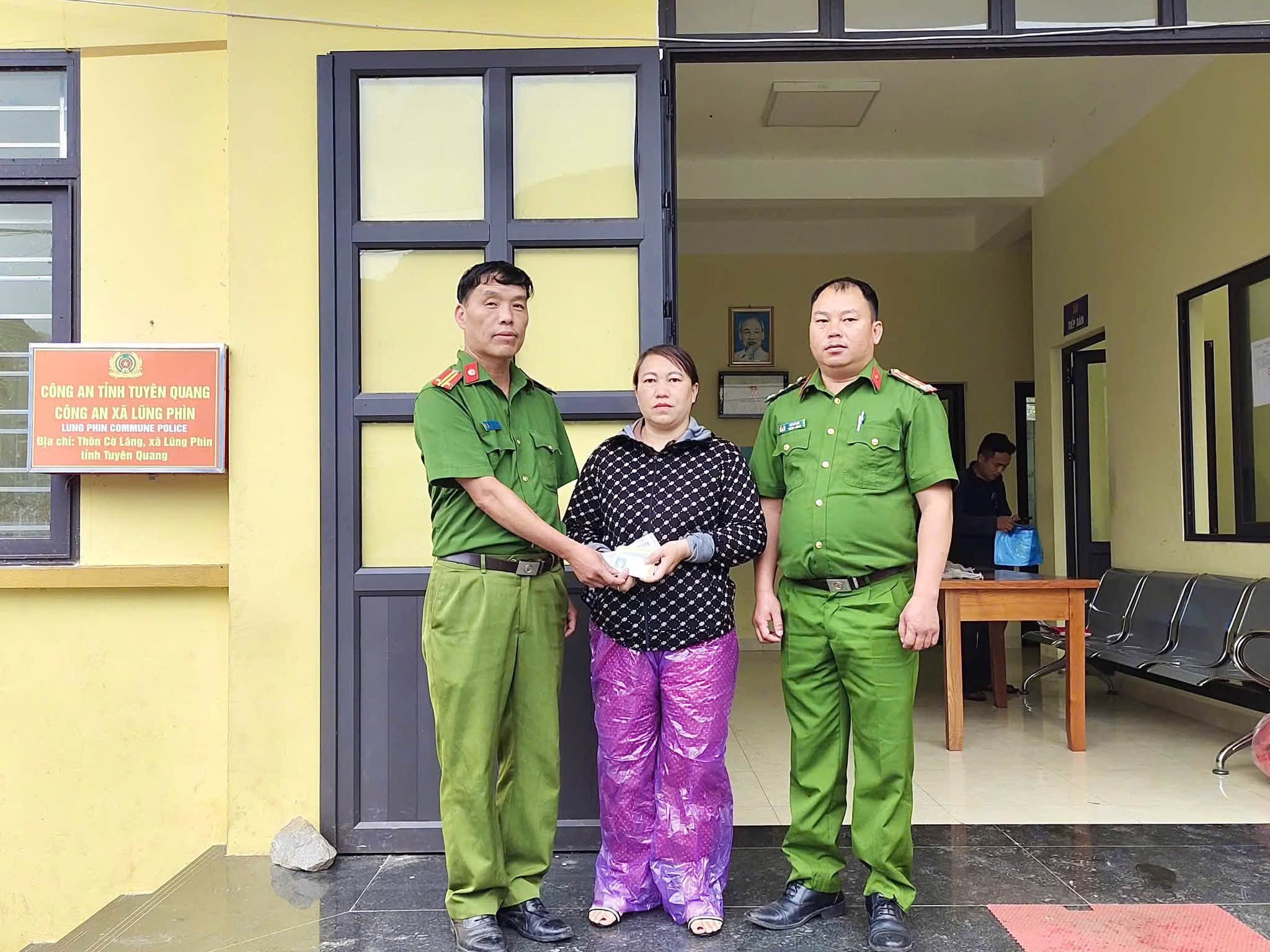 CÔNG AN XÃ LŨNG PHÌN GIÚP ĐỠ NGƯỜI DÂN NHẬN LẠI TÀI SẢN ĐÁNH RƠI