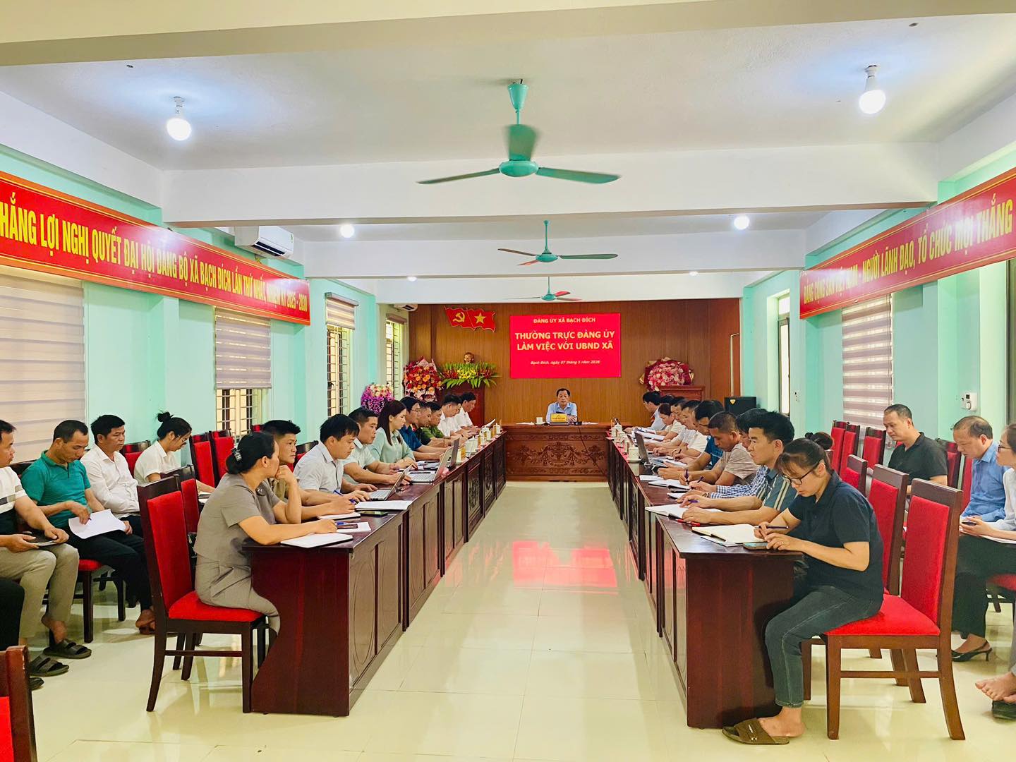 THƯỜNG TRỰC ĐẢNG UỶ XÃ BẠCH ĐÍCH LÀM VIỆC VỚI UBND XÃ