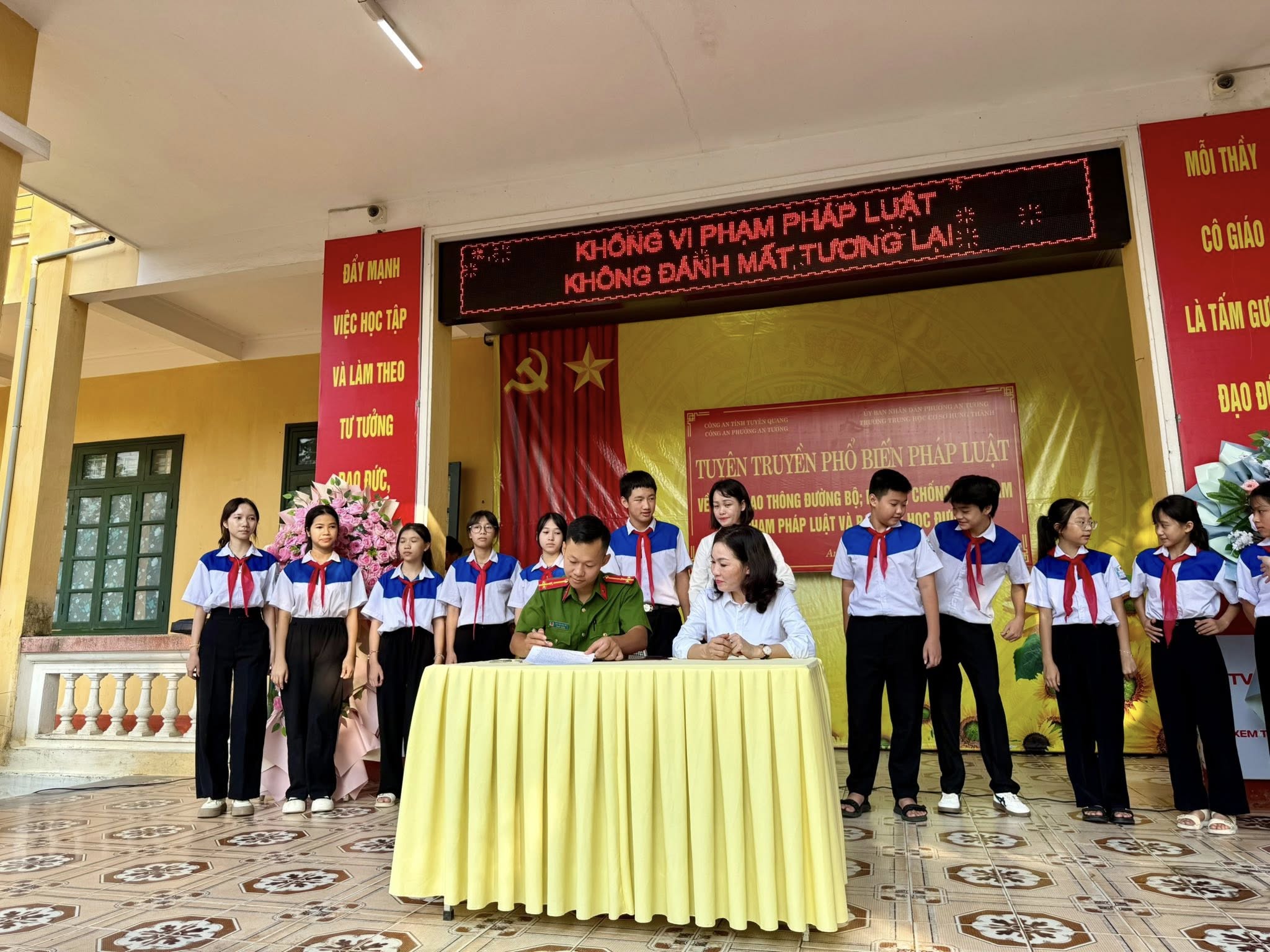 TUYÊN TRUYỀN PHÁP LUẬT - VÌ MỘT MÔI TRƯỜNG HỌC ĐƯỜNG AN TOÀN