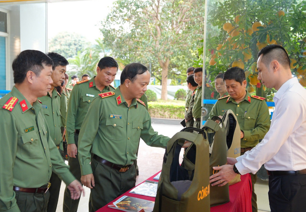 THỨ TRƯỞNG ĐẶNG HỒNG ĐỨC LÀM VIỆC VỚI CÔNG TY THANH BÌNH - BỘ CÔNG AN