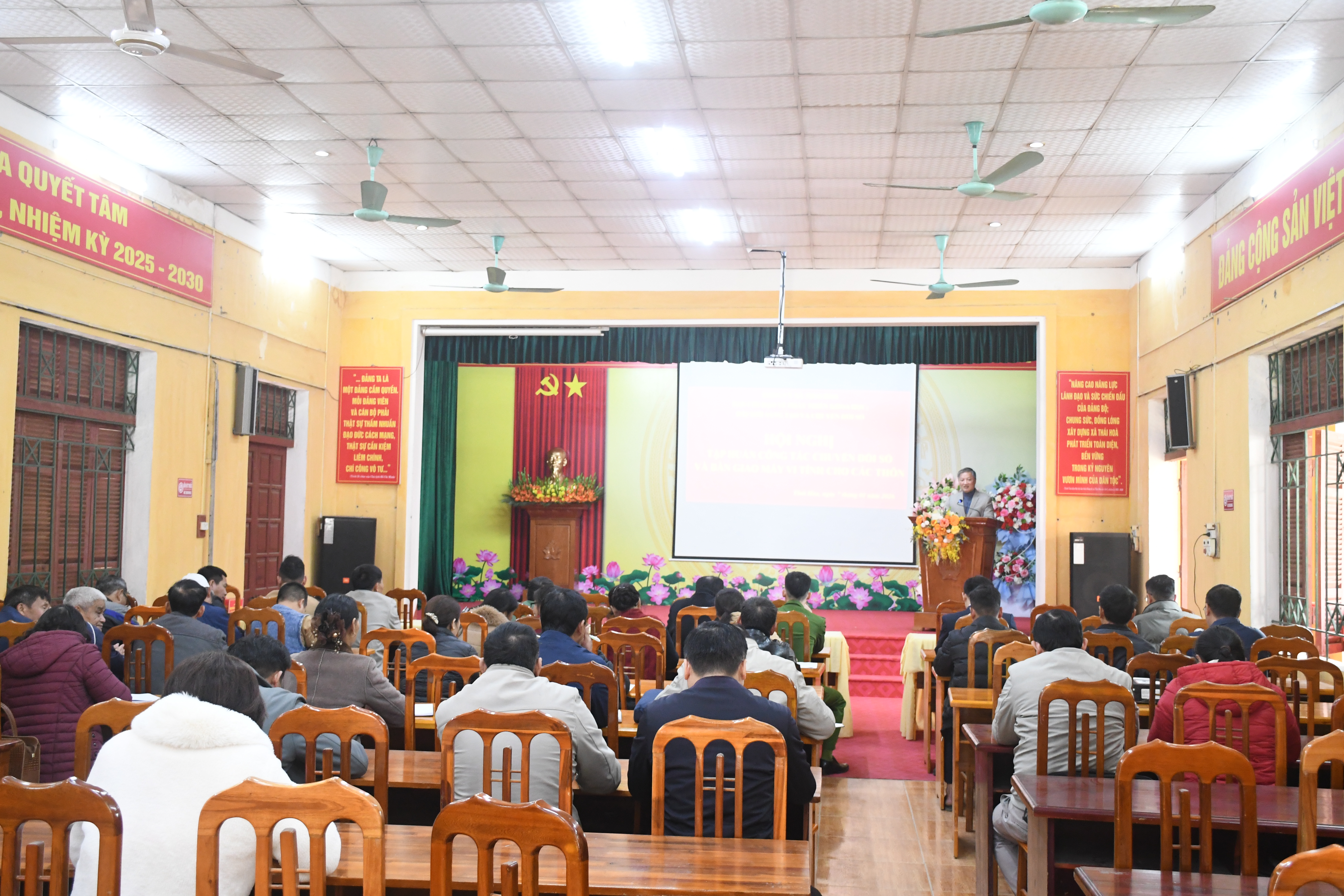 Thái Hòa - Tập huấn và bàn giao máy vi tính cho các thôn (đợt 1)