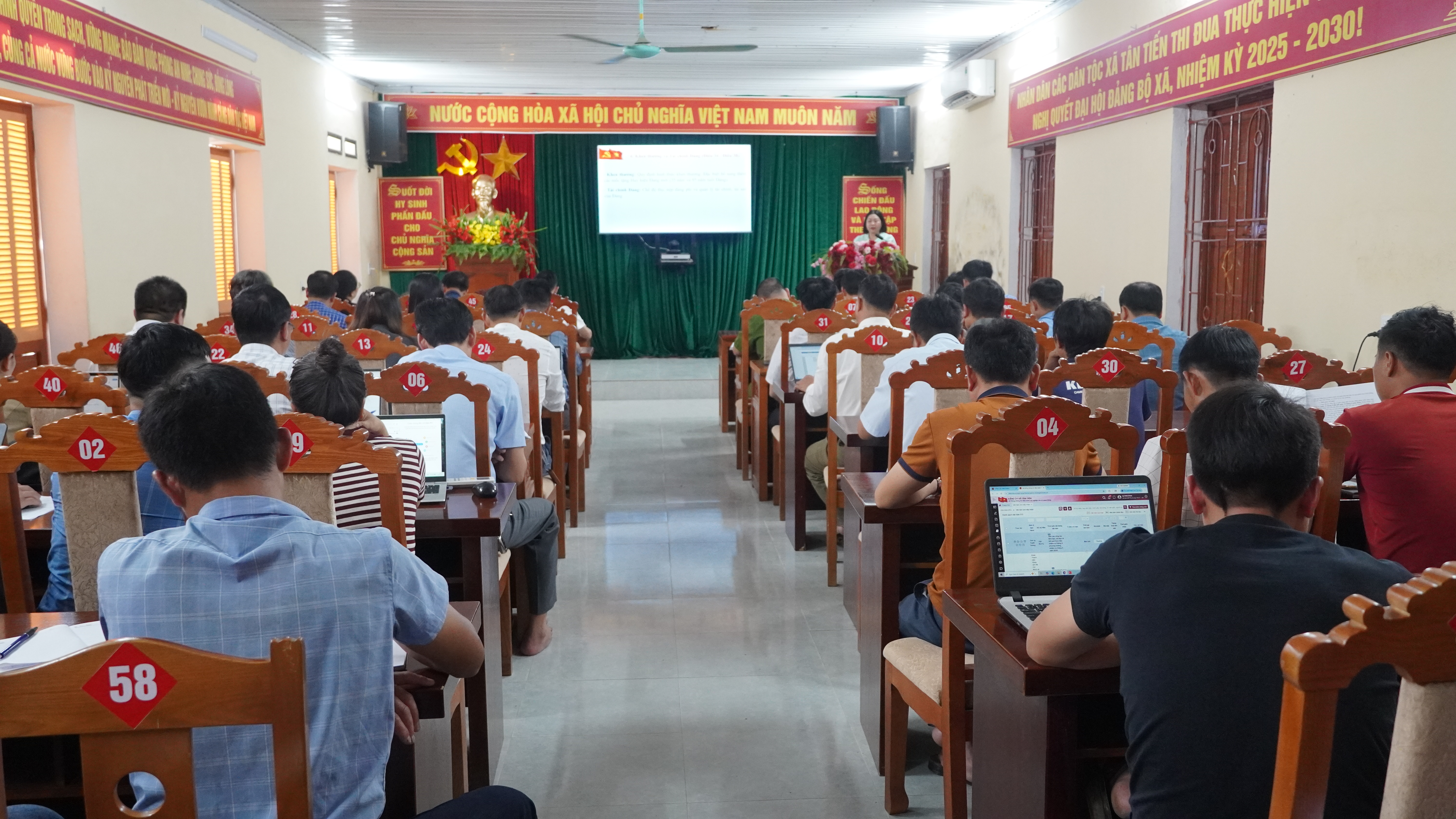 Đảng ủy xã Tân Tiến tổ chức Hội nghị học tập, quán triệt các văn bản của Đảng