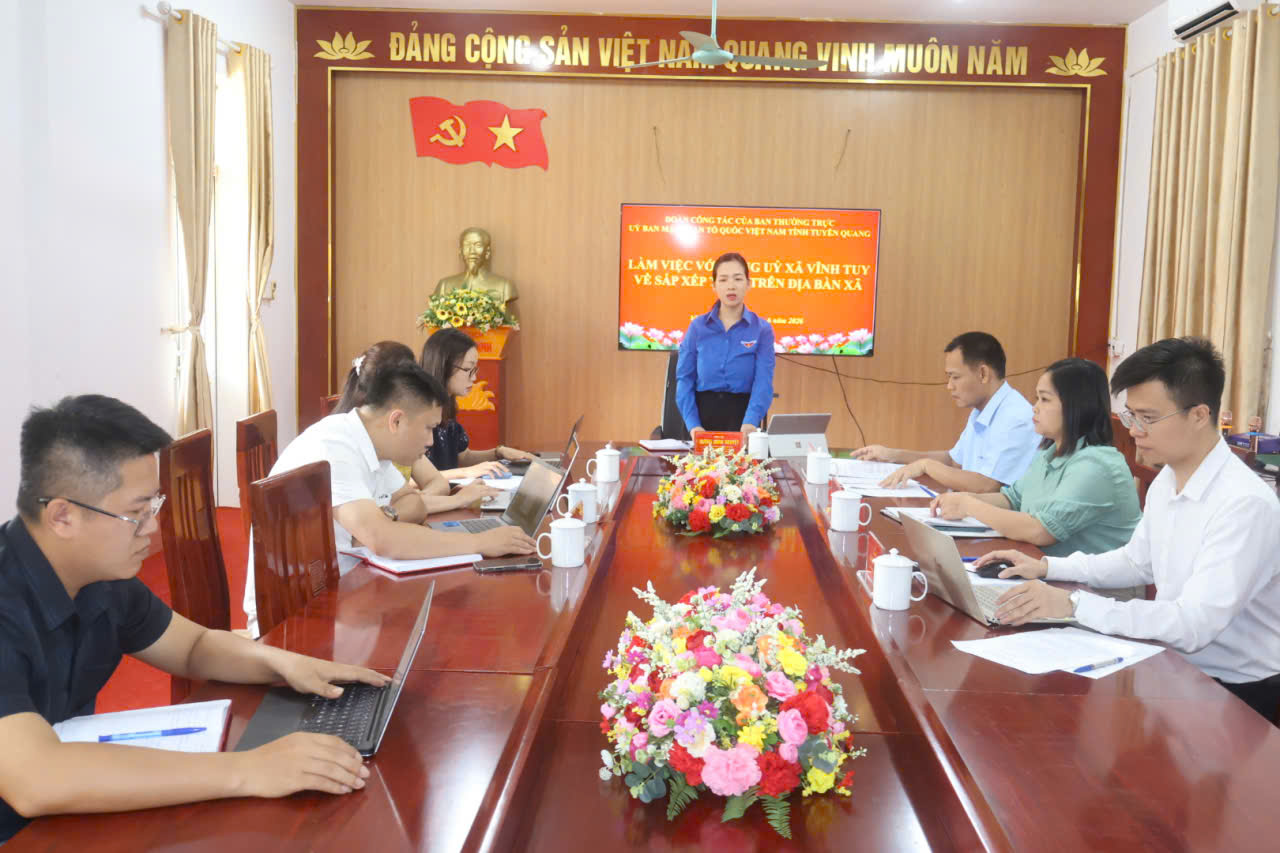 Đồng chí Dương Minh Nguyệt làm việc tại xã Vĩnh Tuy về công tác sắp xếp thôn và chế độ đối với người hoạt động không chuyên trách