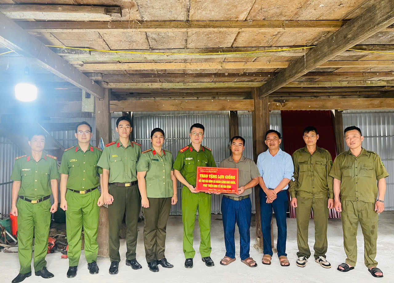 CÔNG AN XÃ THANH THỦY TRAO TẶNG LỢN GIỐNG, ĐỒNG HÀNH CÙNG NHÂN DÂN VƯƠN LÊN THOÁT NGHÈO