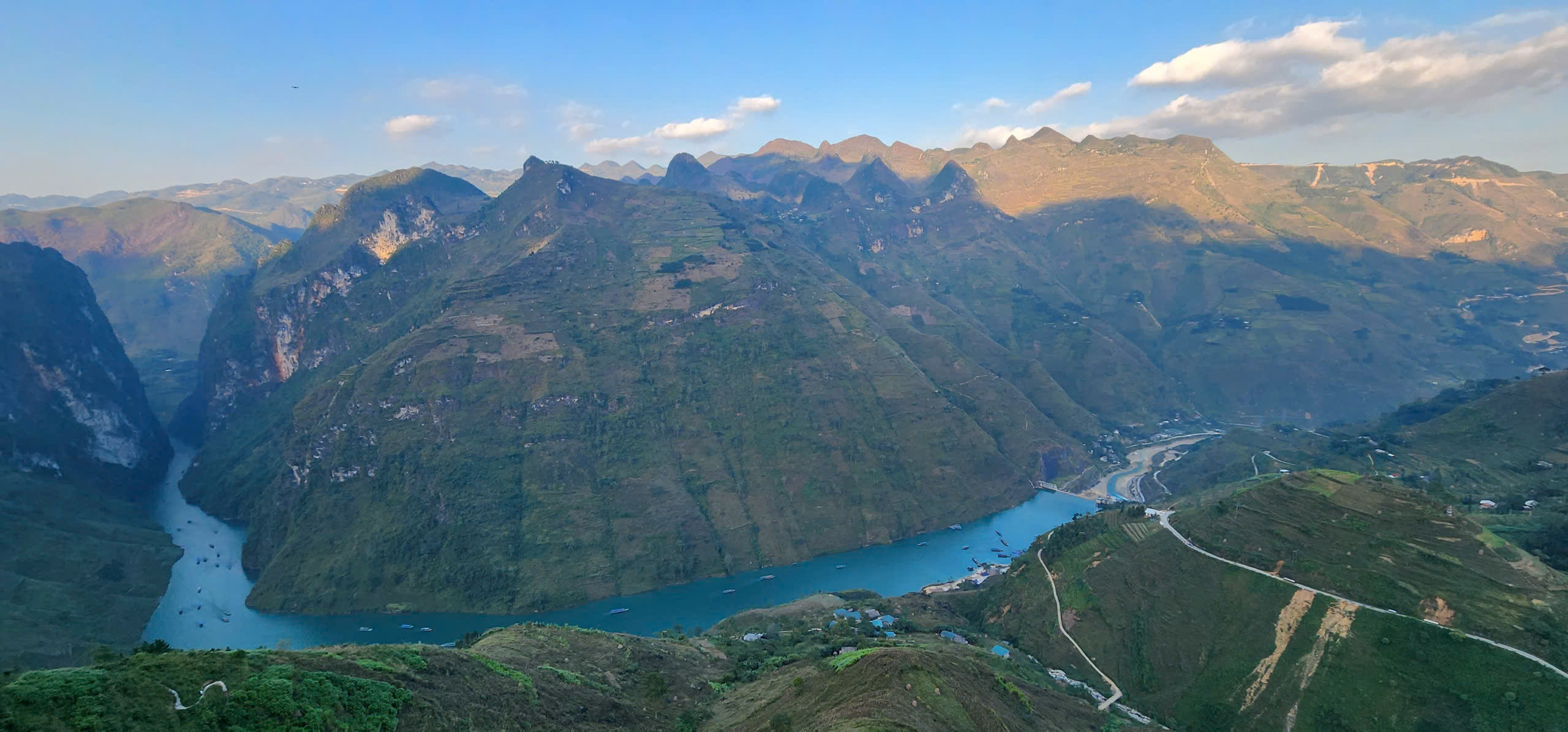 Hoa nở trên núi: Bản hùng ca sắc màu vùng Cao nguyên đá Đồng Văn