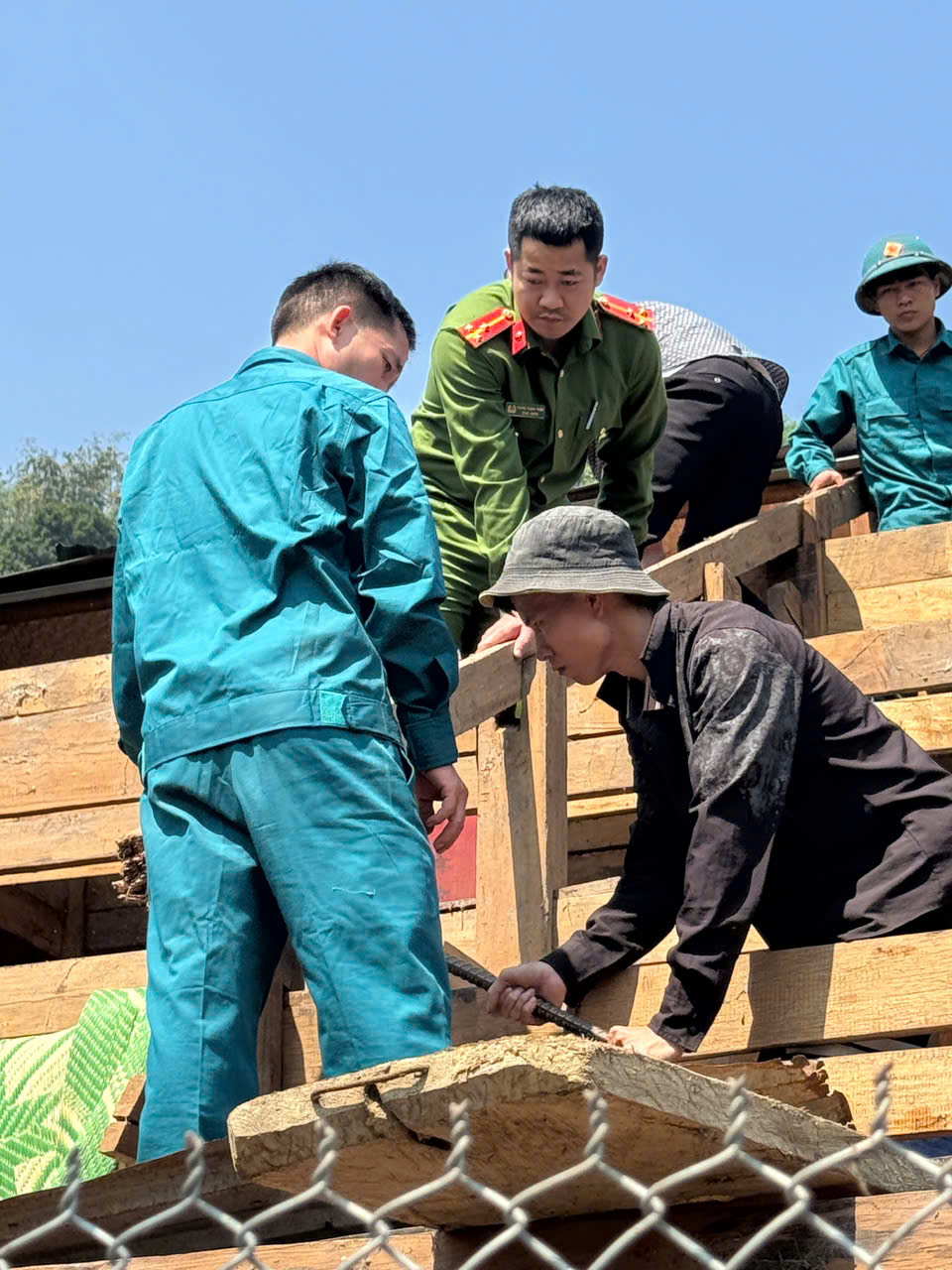 CÔNG AN XÃ THƯỢNG SƠN, TỈNH TUYÊN QUANG HỖ TRỢ NHÂN DÂN KHẮC PHỤC HẬU QUẢ THIÊN TAI