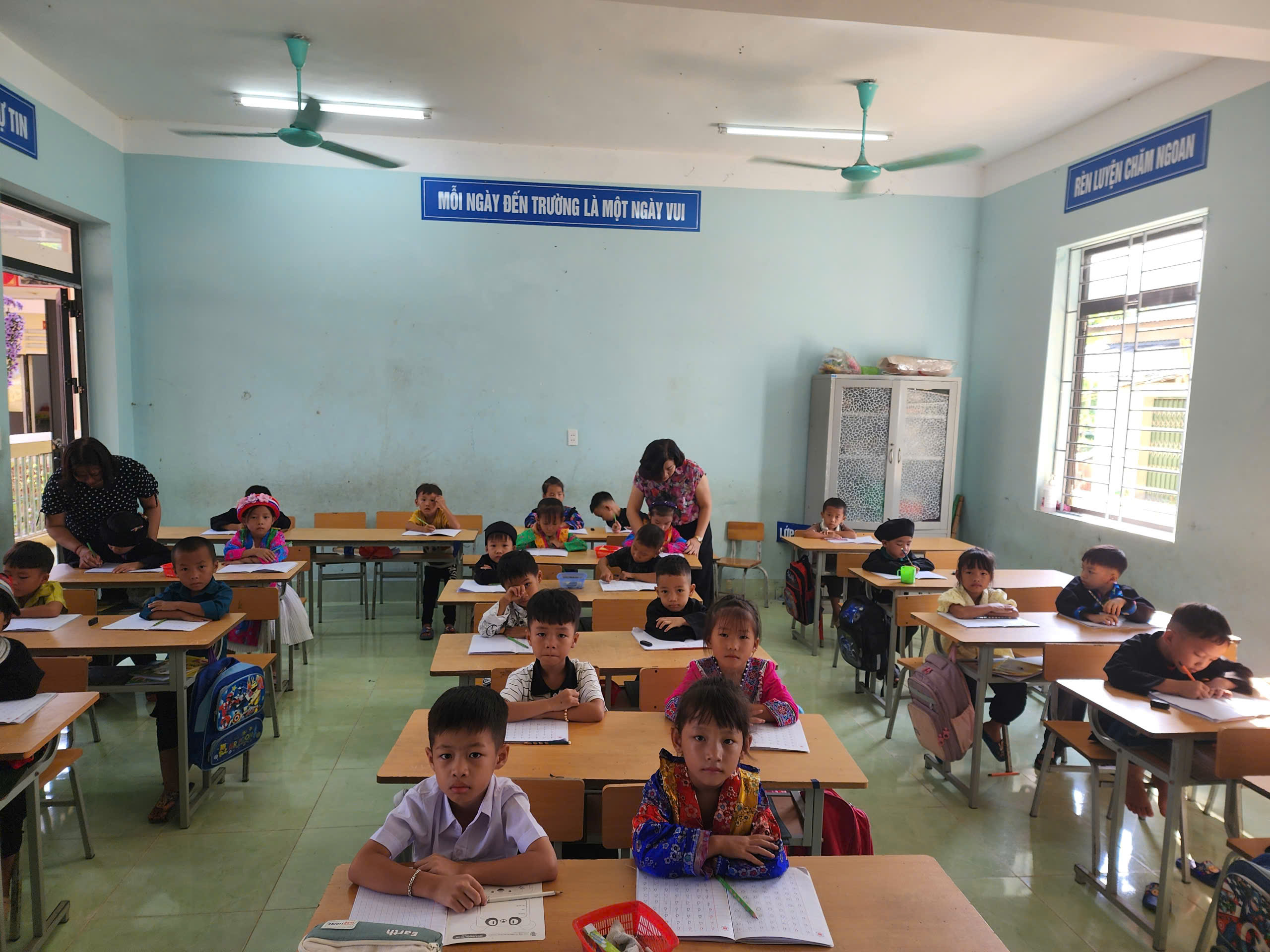 Tăng cường tiếng Việt, duy trì sĩ số cho học sinh vùng biên