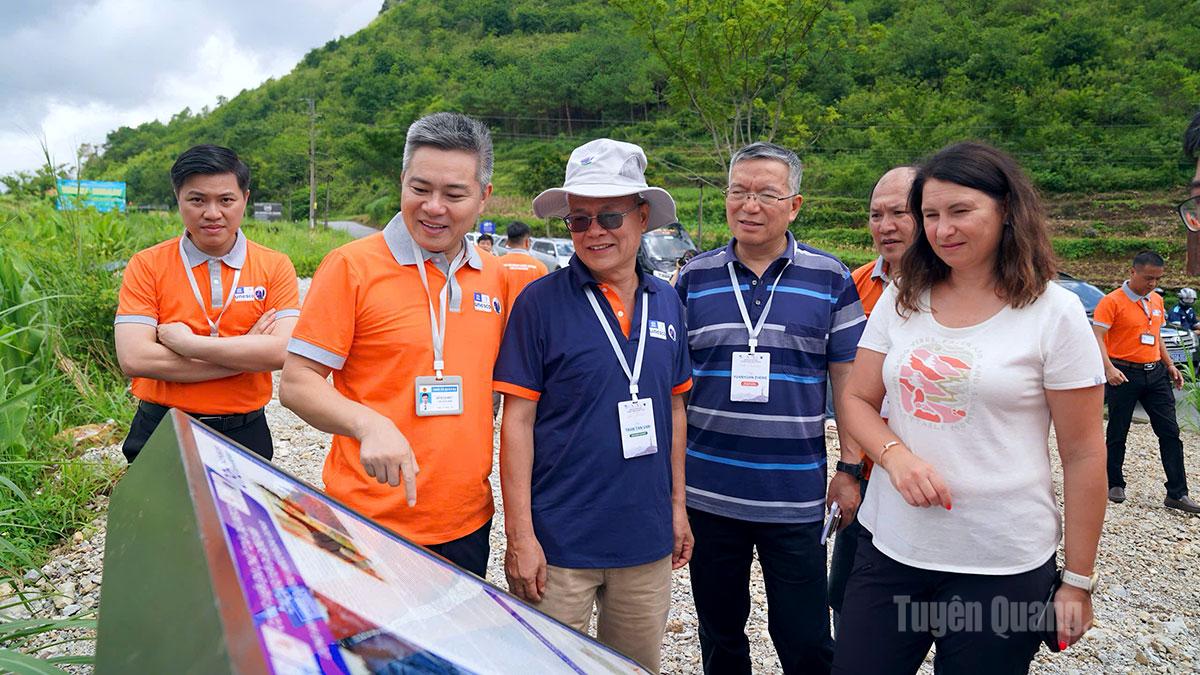 Đoàn chuyên gia UNESCO khảo sát thực địa tái thẩm định Công viên địa chất toàn cầu Cao nguyên đá Đồng Văn