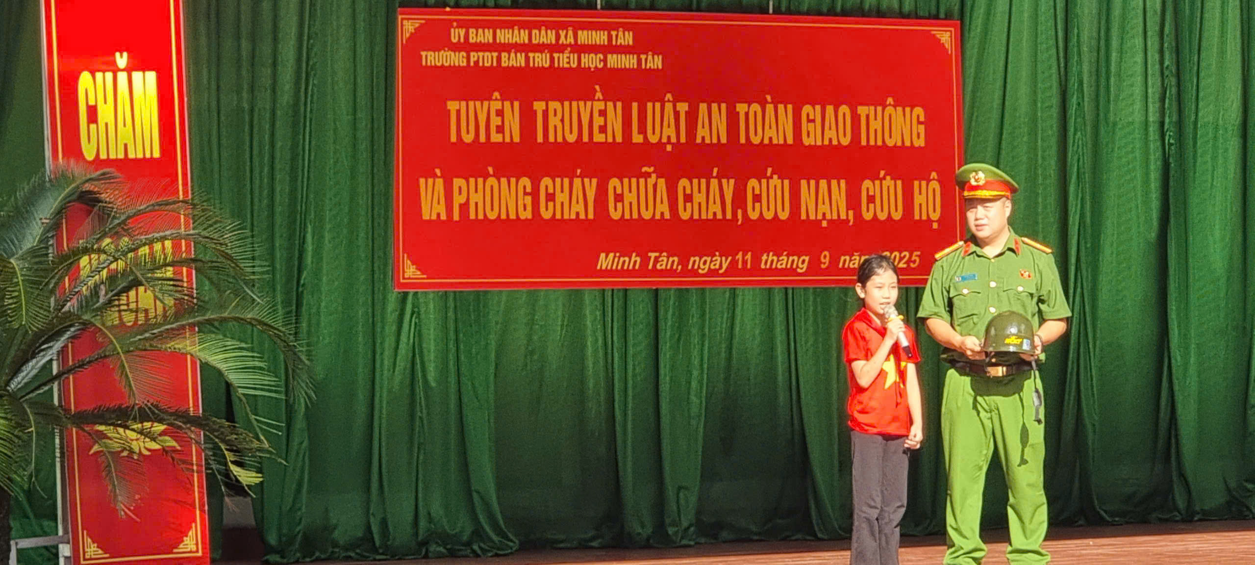 CÔNG AN XÃ MINH TÂN TUYÊN TRUYỀN PHỔ BIẾN GIÁO DỤC PHÁP LUẬT TRONG NHÀ TRƯỜNG DỊP ĐẦU NĂM HỌC MỚI