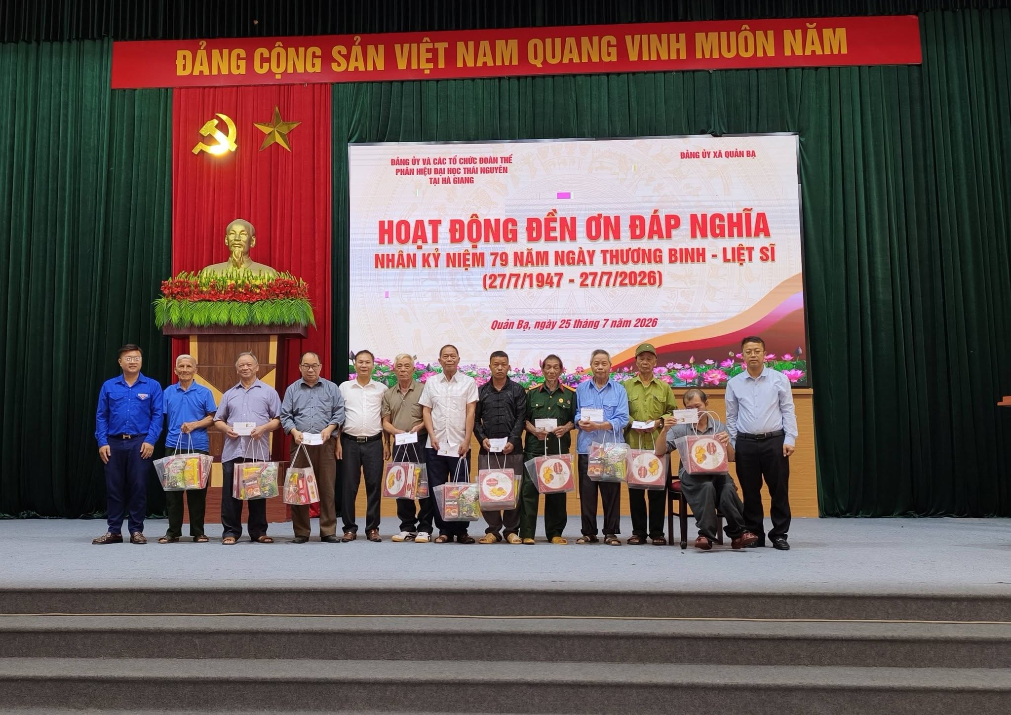 Phân hiệu Đại học Thái Nguyên tại tỉnh Hà Giang phối hợp với Đảng ủy xã Quản Bạ tổ chức chuỗi hoạt động tri ân đầy ý nghĩa và trao tặng 50 suất quà đến các thương binh, bệnh binh, gia đình liệt sỹ và người có công với cách mạng