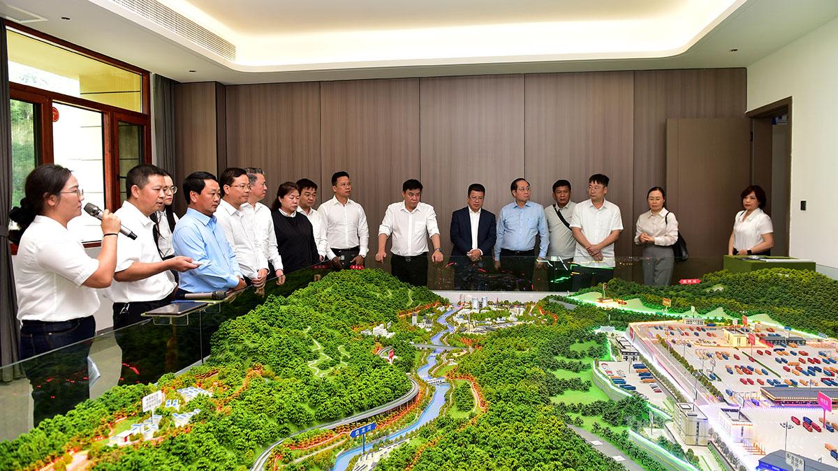 Bí thư Tỉnh ủy Hầu A Lềnh khảo sát quy hoạch và xây dựng khu vực cửa khẩu Thiên Bảo
