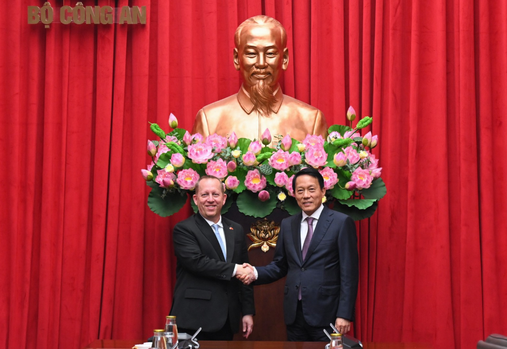 BỘ TRƯỞNG BỘ CÔNG AN TIẾP XÃ GIAO ĐẠI BIỆN LÂM THỜI PHÁI ĐOÀN NGOẠI GIAO HOA KỲ TẠI VIỆT NAM