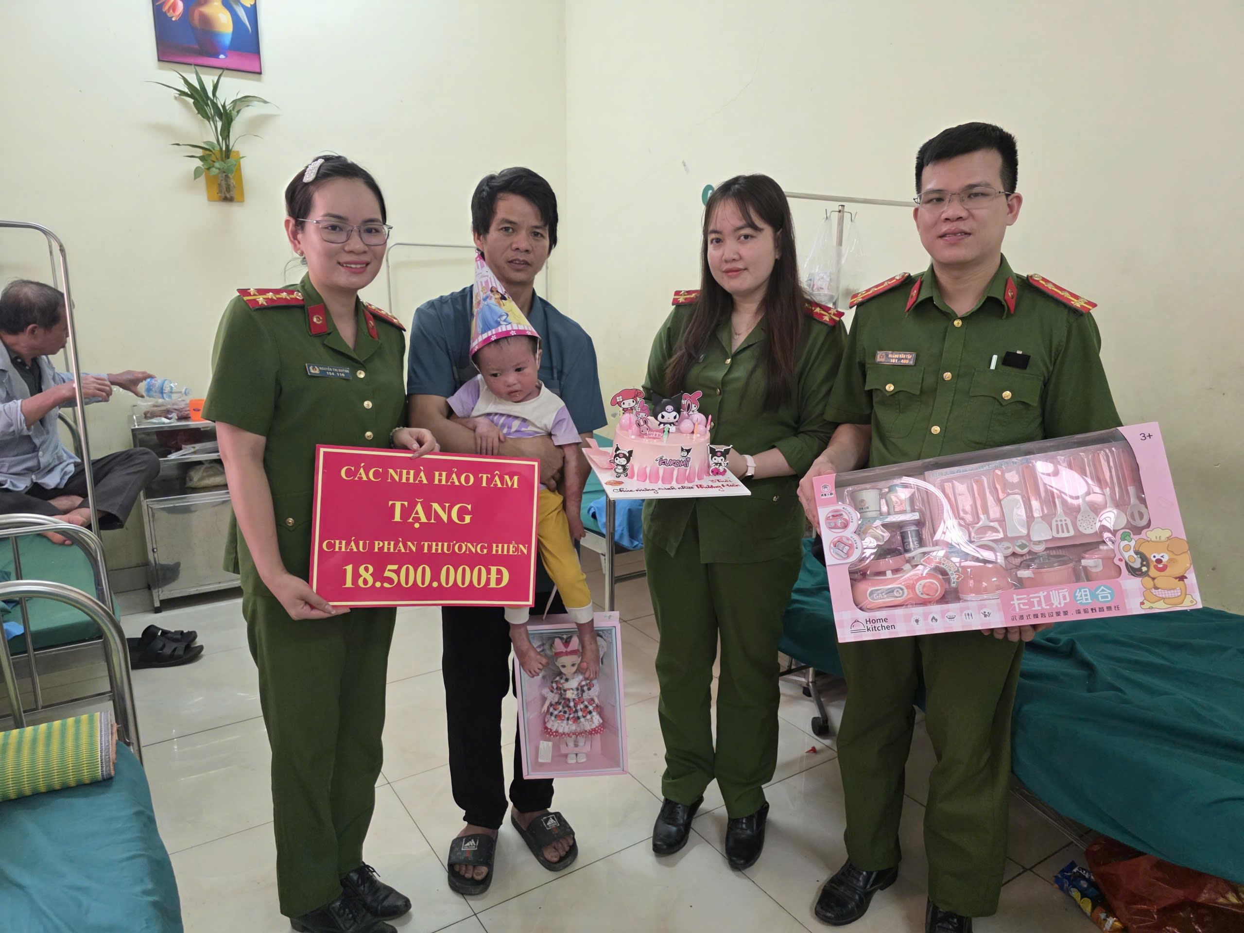 CÔNG AN XÃ THUẬN HÒA THĂM HỎI, HỖ TRỢ GIA ĐÌNH CÓ HOÀN CẢNH ĐẶC BIỆT KHÓ KHĂN