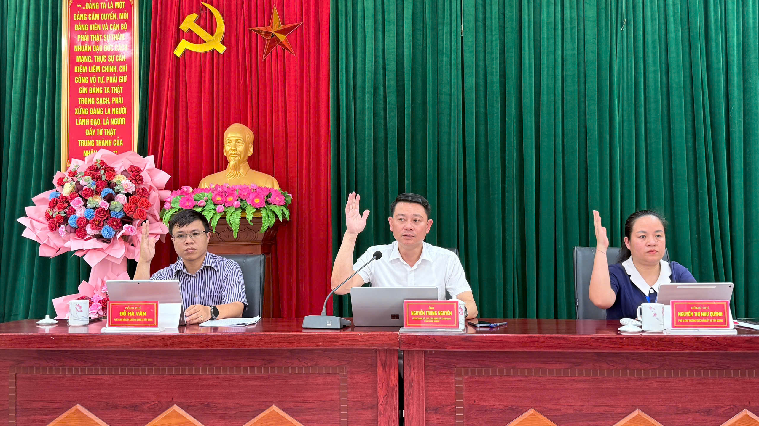 Đảng ủy xã Tân Quang tổ chức Hội nghị BCH chuyên đề về sắp xếp, tổ chức lại các tổ chức đảng trong trường học